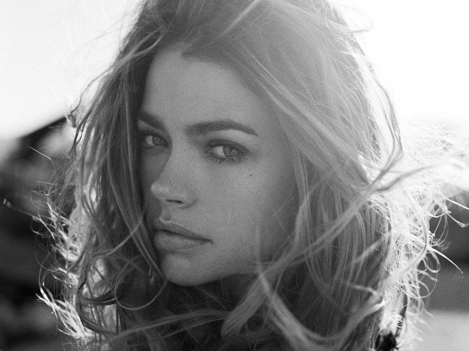 1920x1440 Denise Richards Wallpaperx1440