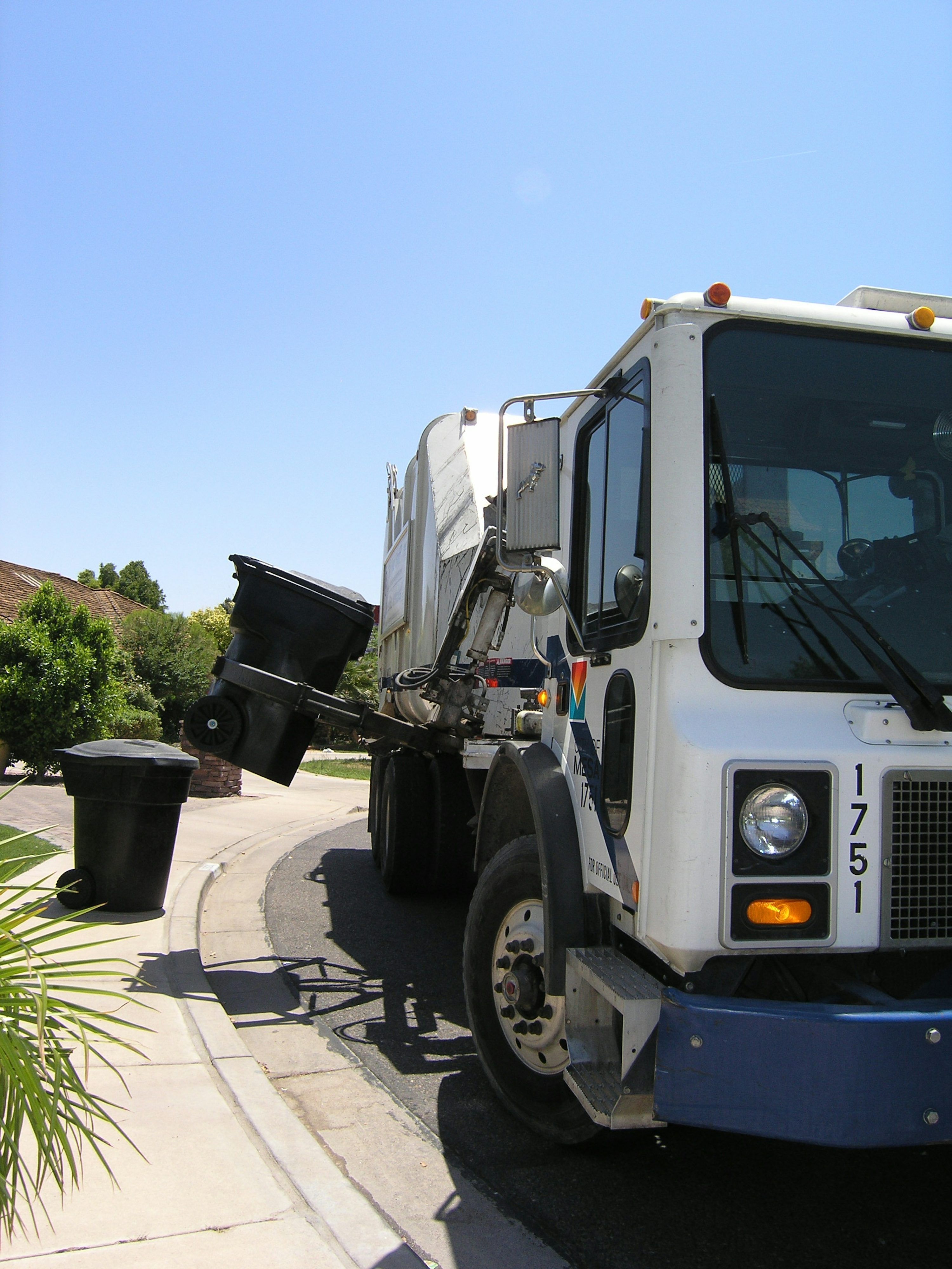 3000x4000 Garbage Truck Picture