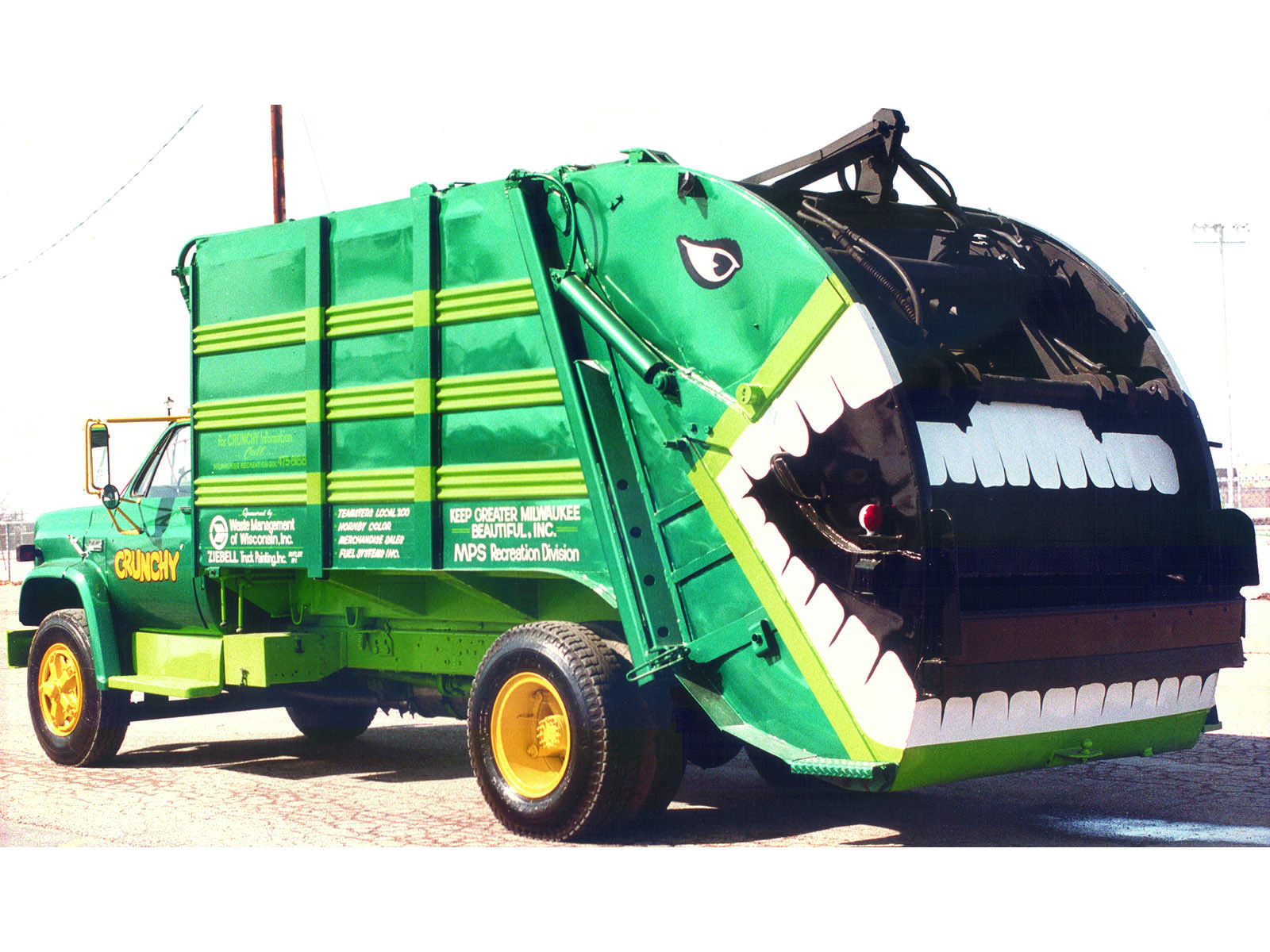 1600x1200 Crunchy the Talking Garbage Truck