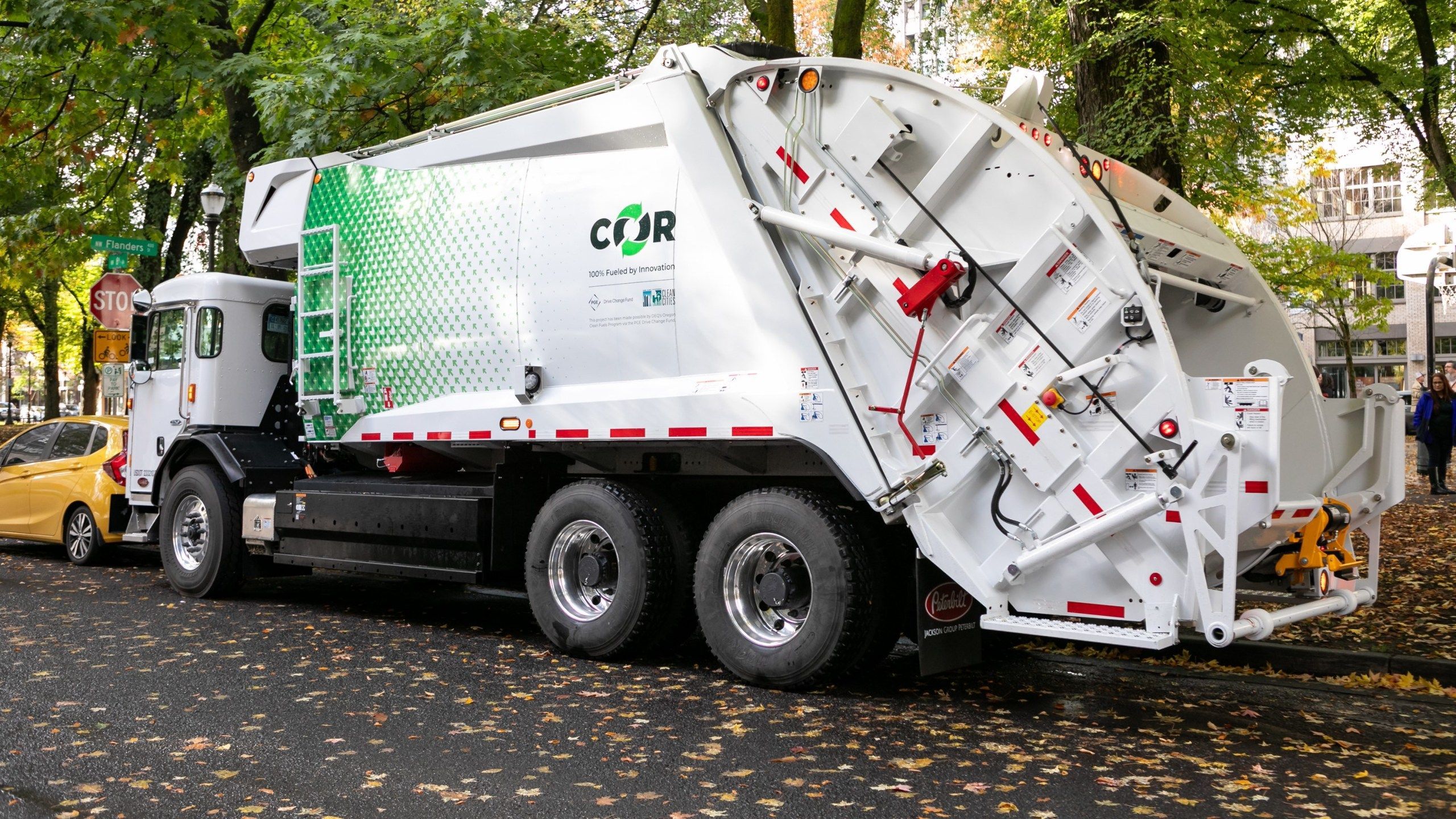 2560x1440 All Electric Garbage Truck