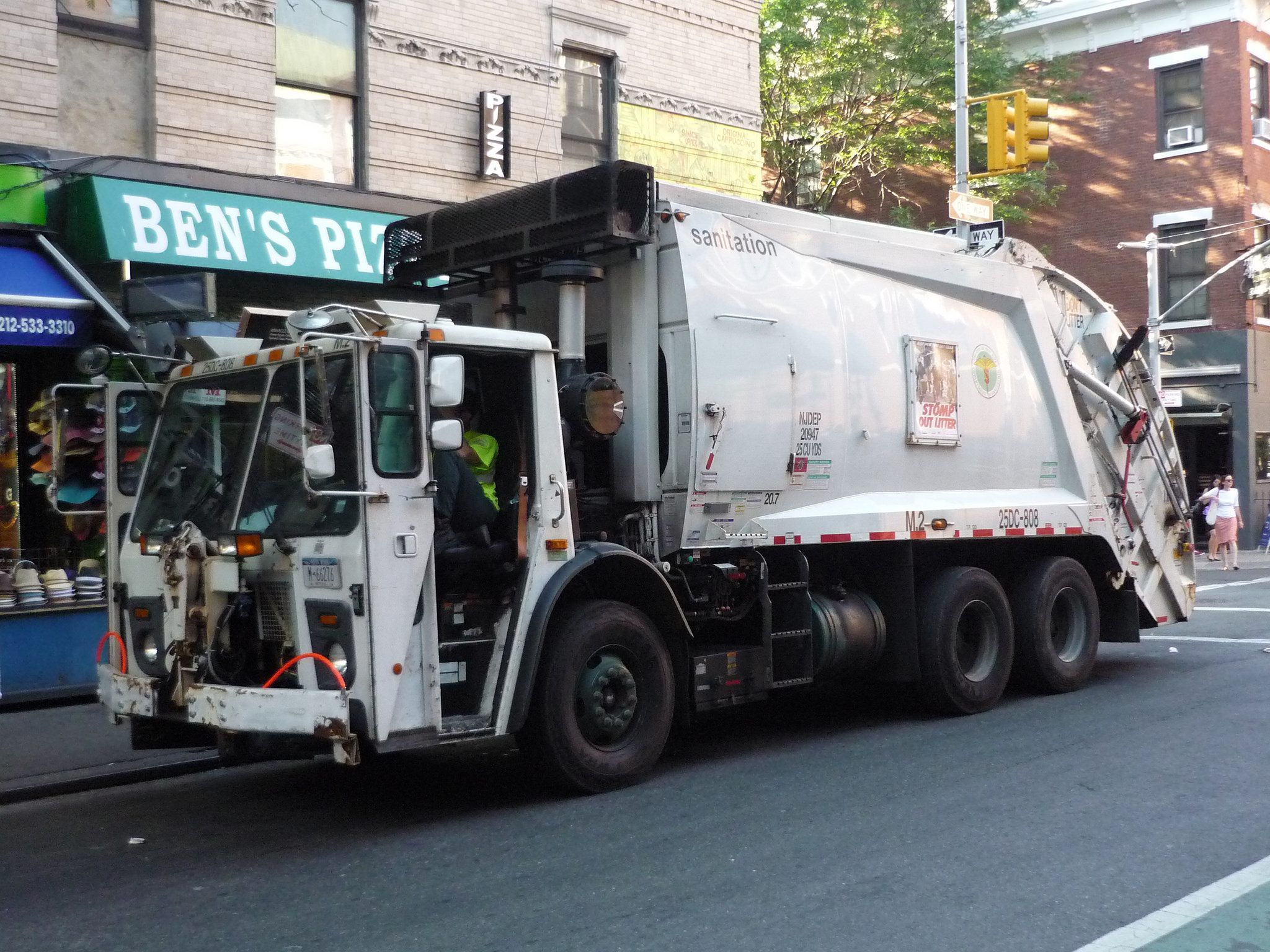 2048x1536 The Evolution of the Garbage Truck