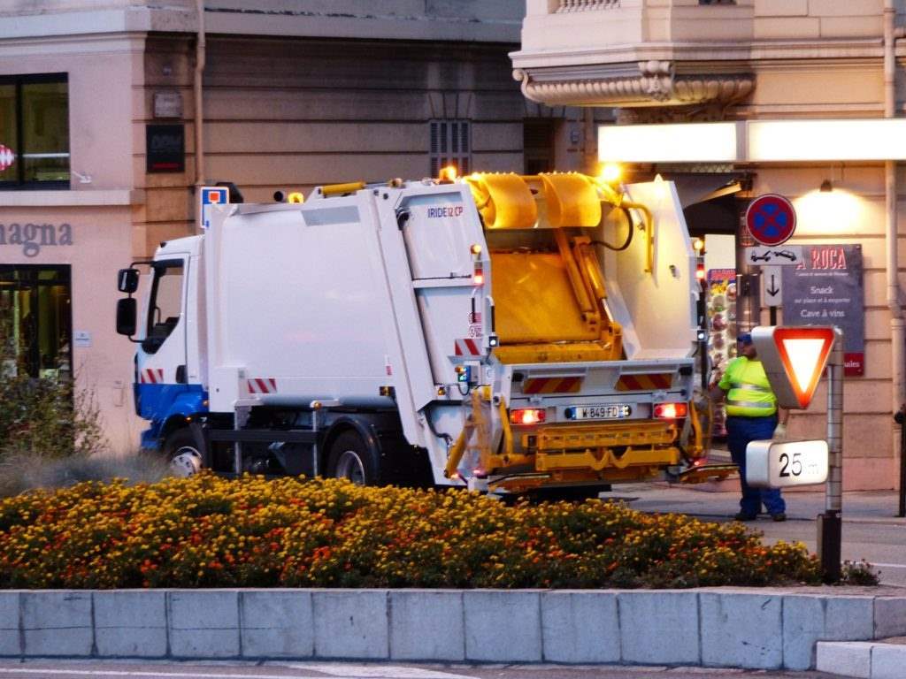 1024x768 Garbage Trucks on Florida Roads
