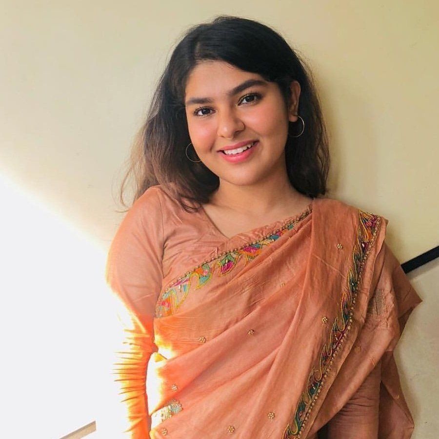900x901 Nidhi Bhanushali
