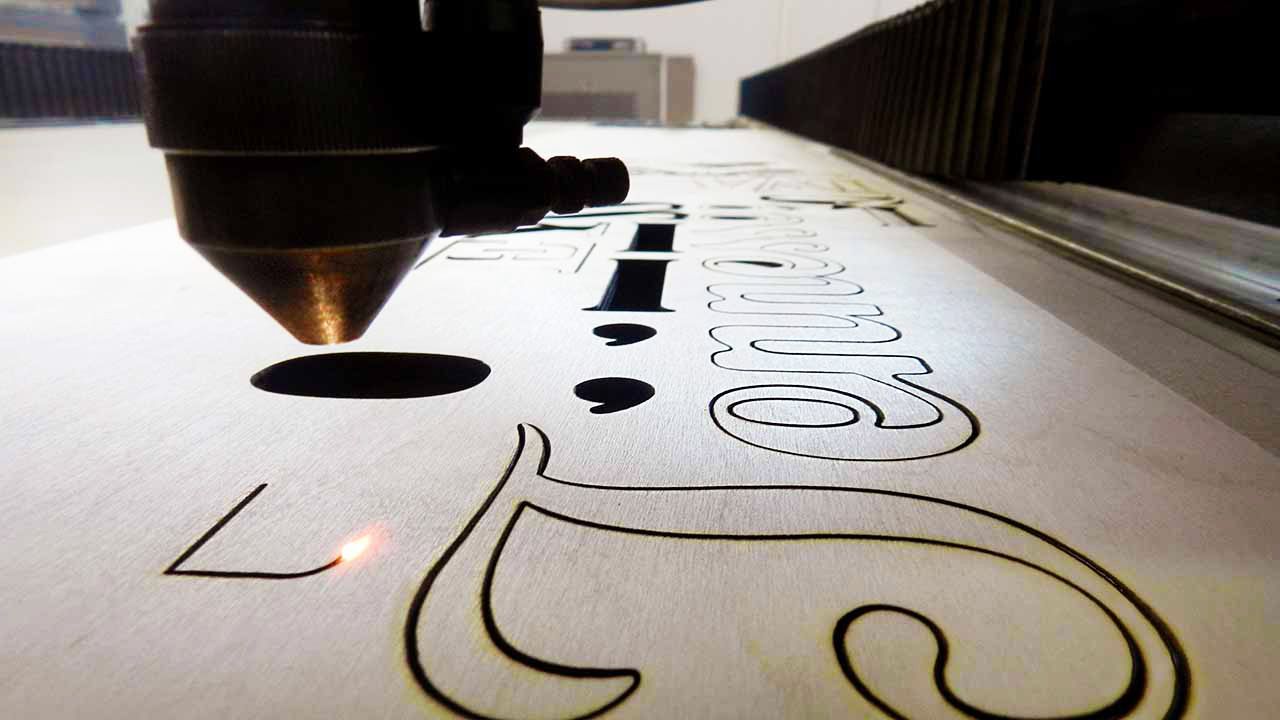 1280x720 Plywood material cutting process
