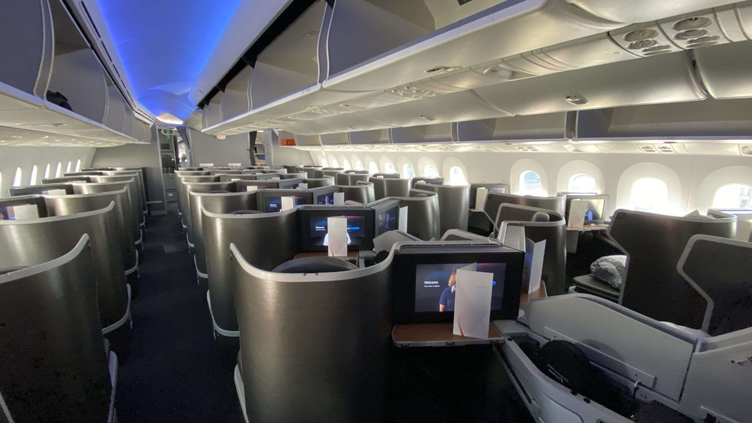 2560x1440 American Airlines Business Class 787 9