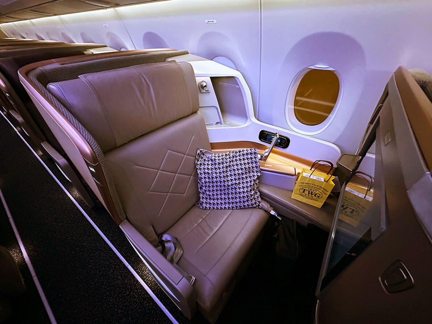 1400x1050 Singapore Airlines Business Class: One