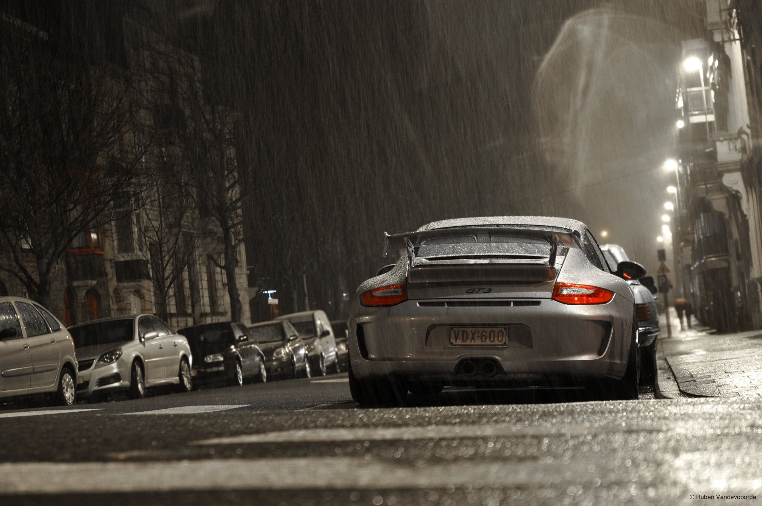 2560x1700 Porsche GT3 on a rainy night