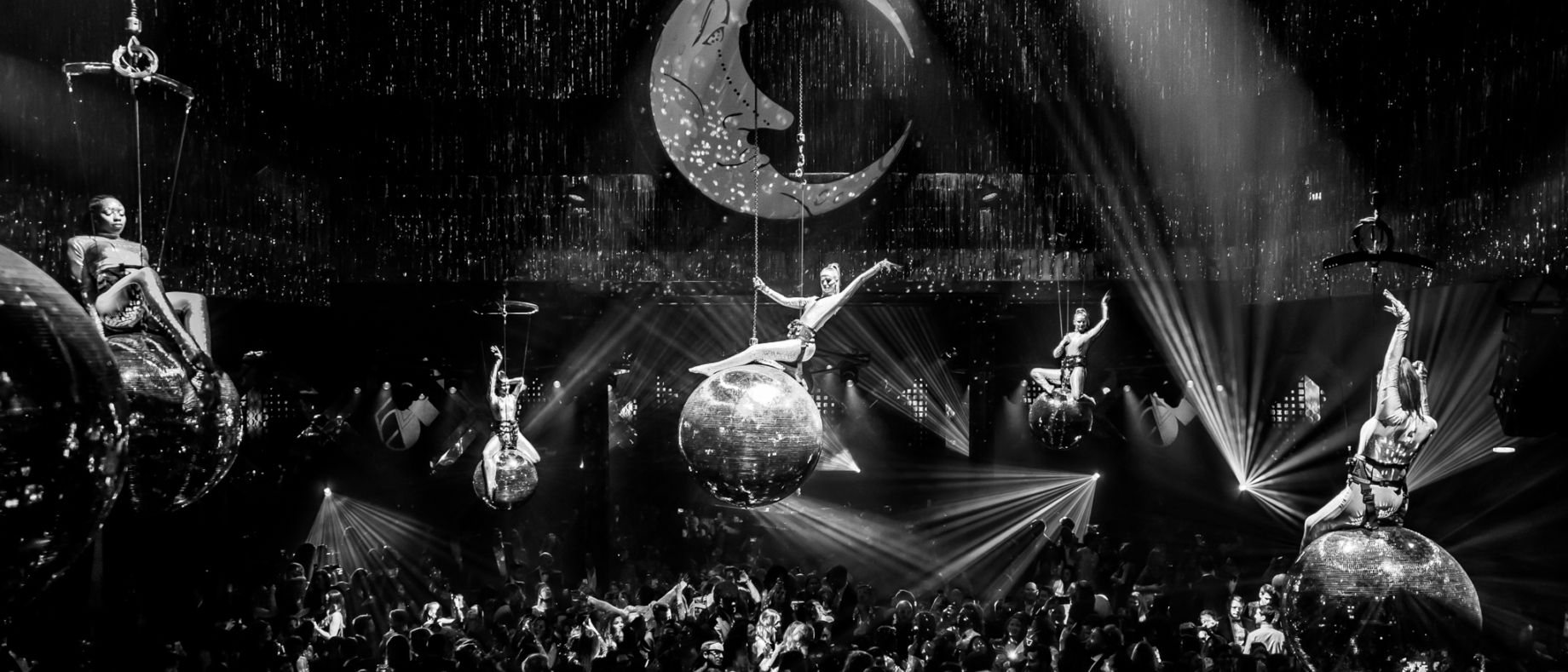 1840x789 Organize a party in Studio 54 style