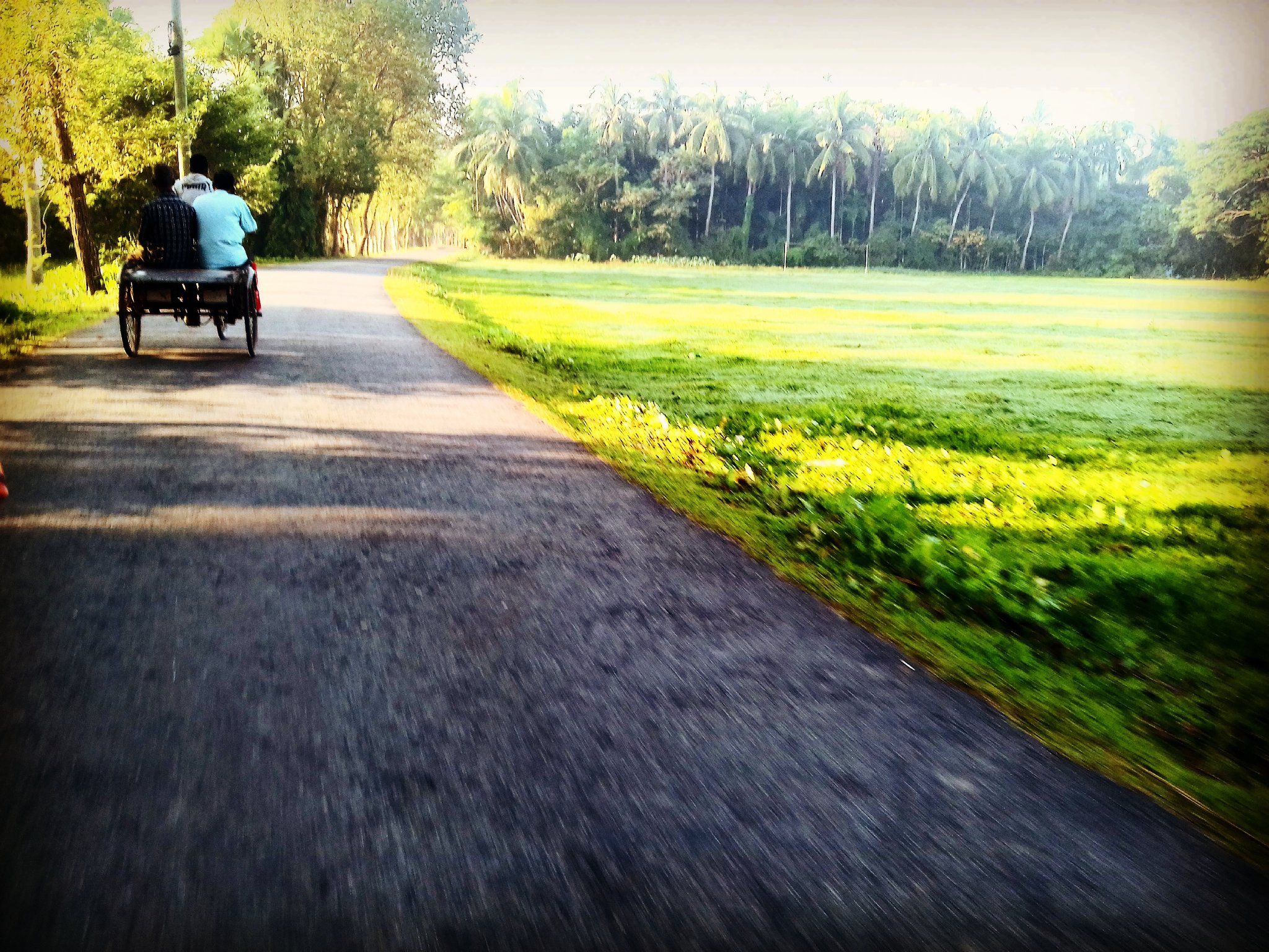 2048x1536 MobilePhotography #Morning #Road #van