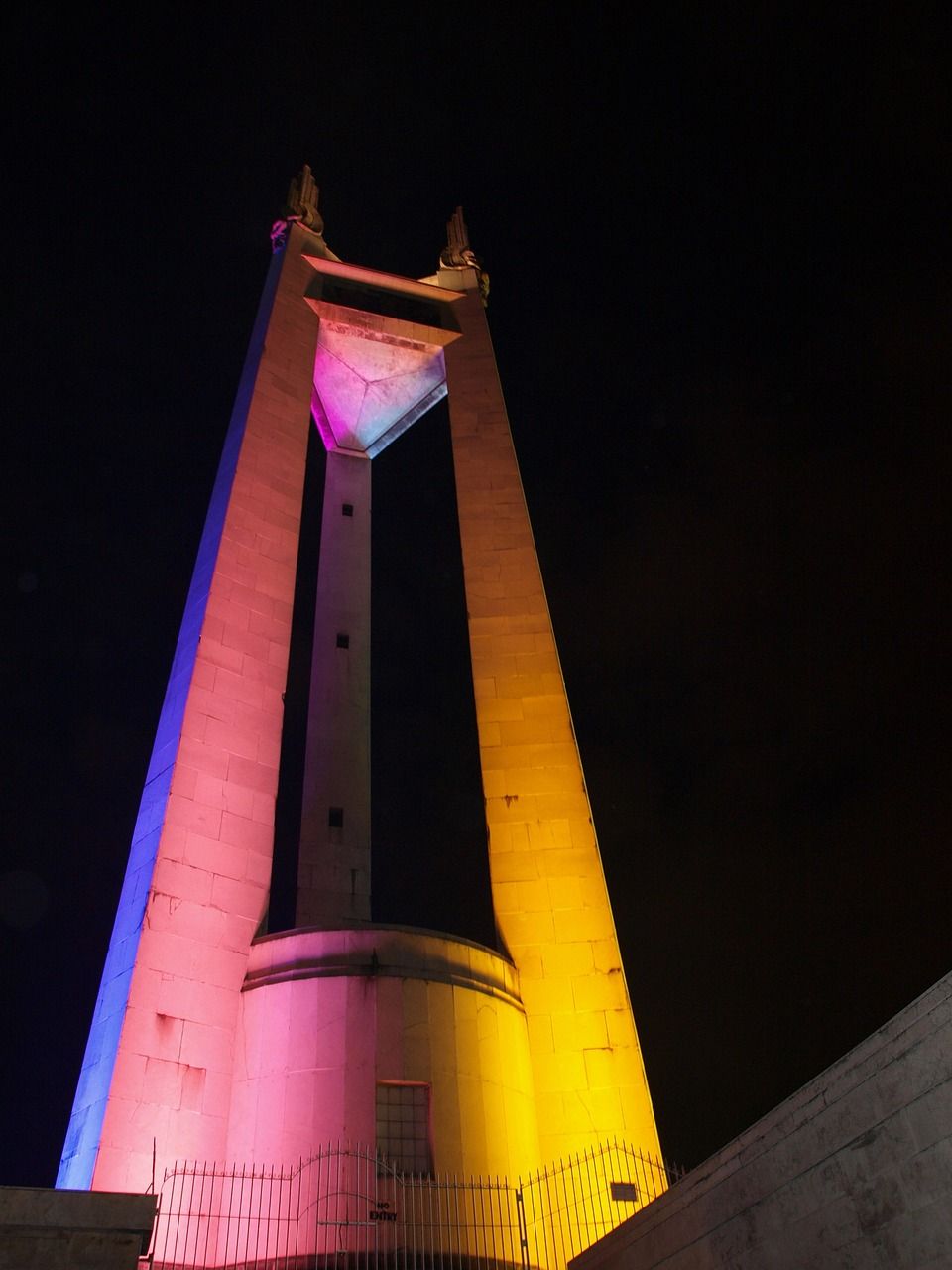 960x1280 Monument Philippines Quezon City