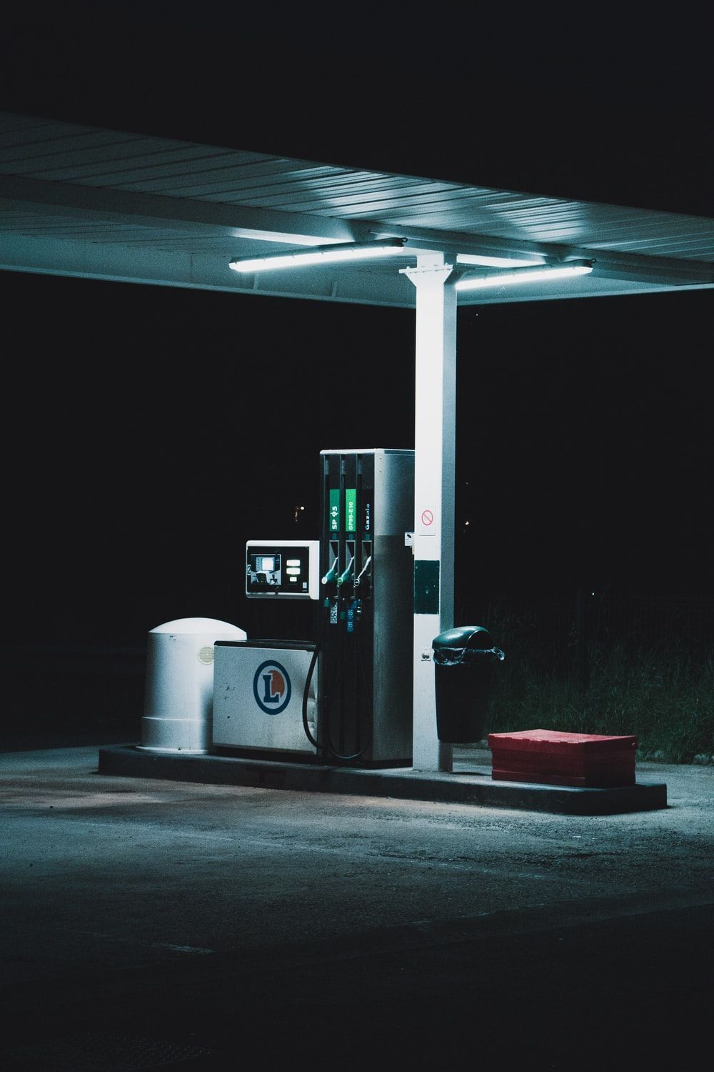 1000x1500 Retrowave Gas Station Wallpaper