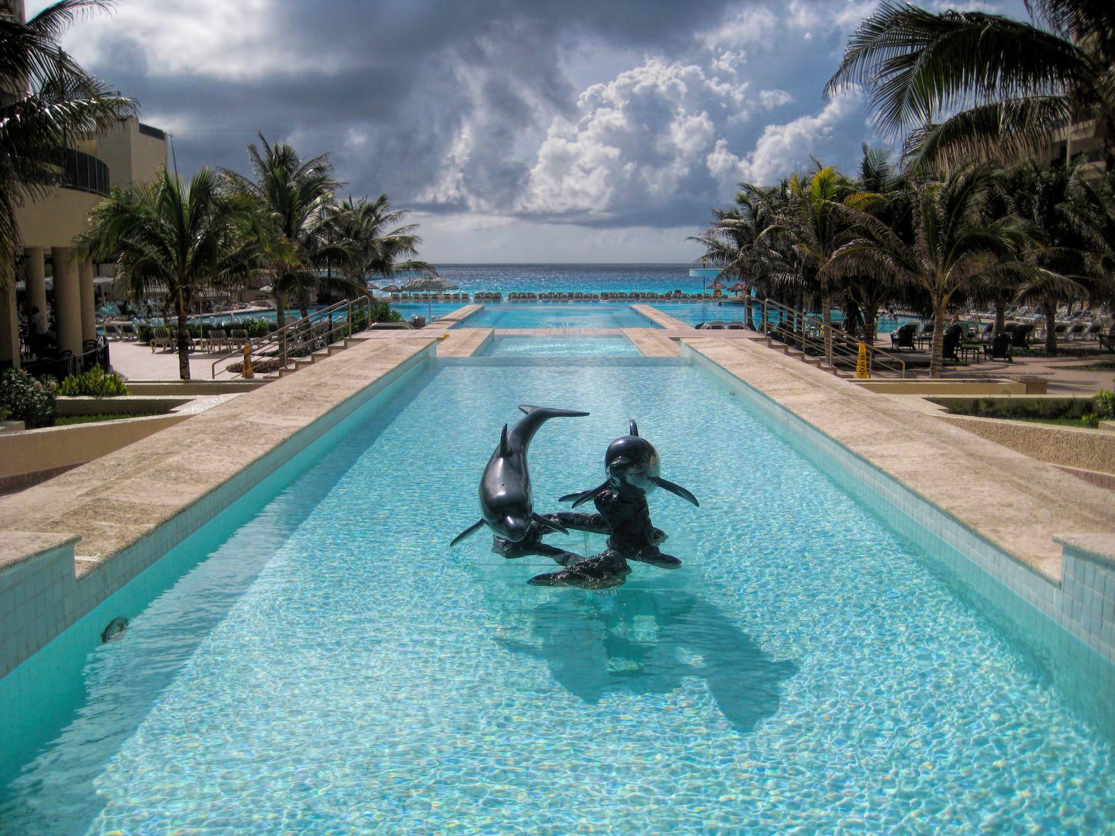 1600x1200 The Royal Sands Pool, Cancun, Mexico widescreen wallpaper