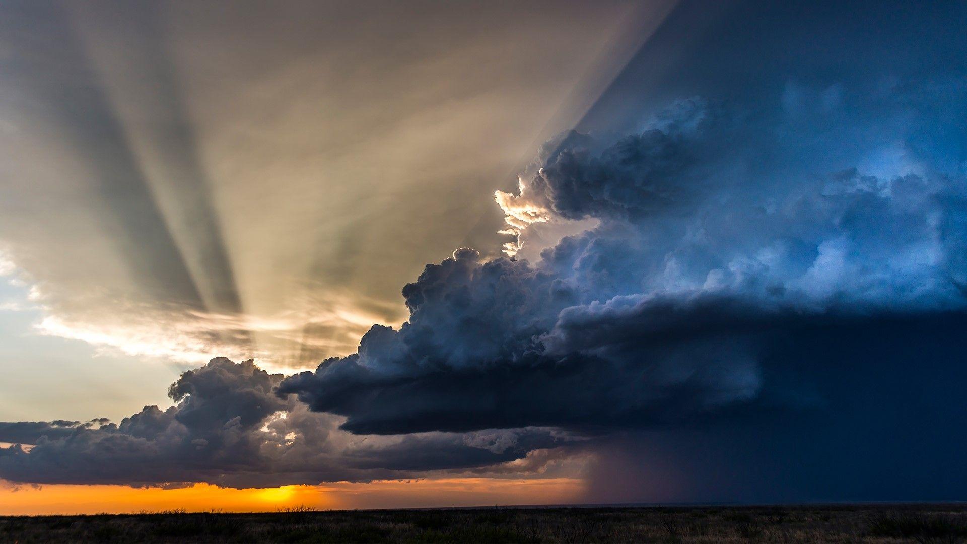 1920x1080 Extreme weather at sunset with rays of light over storm