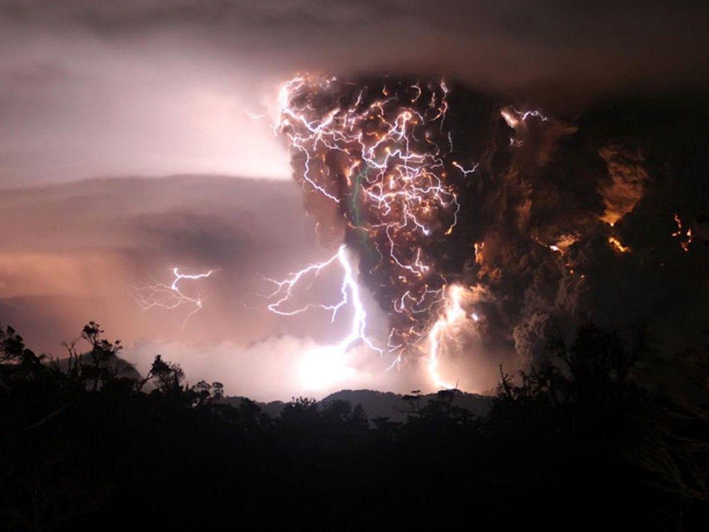 1024x768 BB9999 Color wallpaper: Thunder Lightening Sunset Cloud