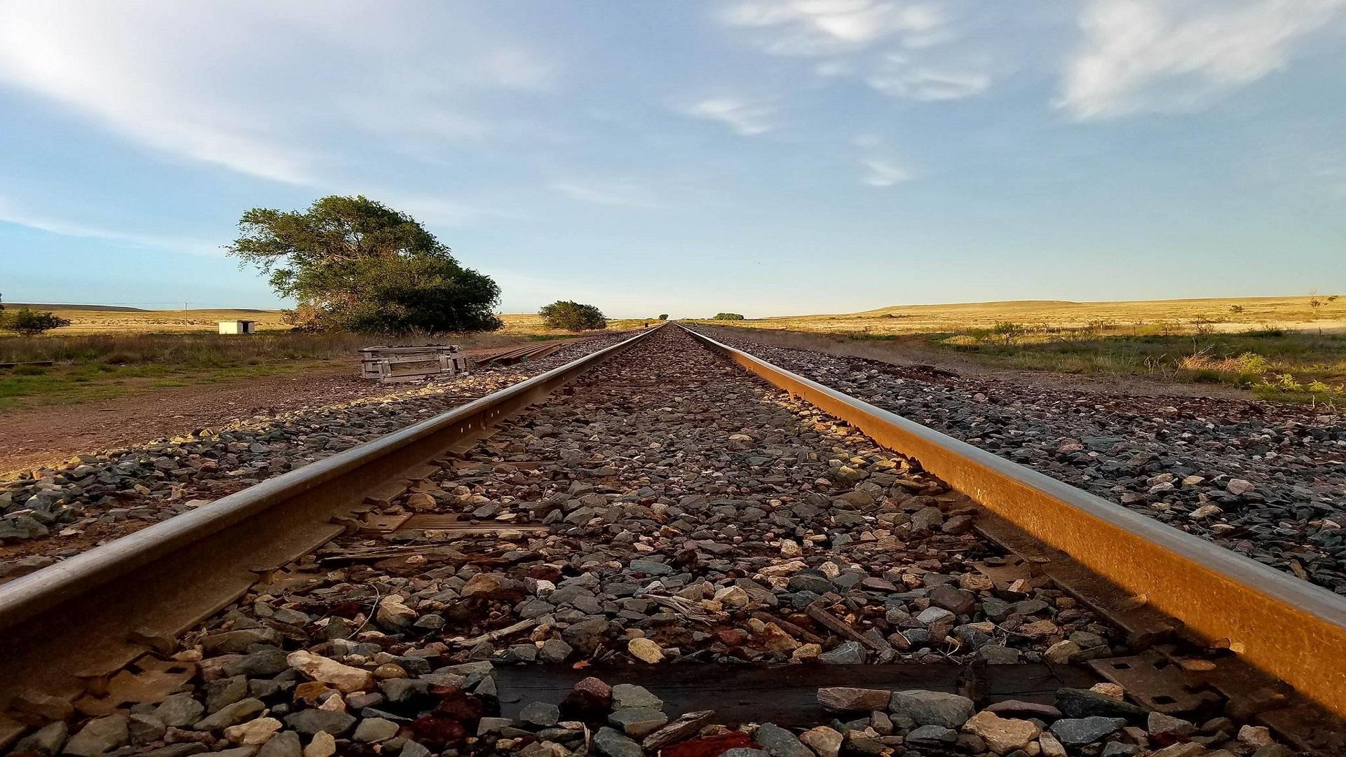 1920x1080 OC) A Railroad at sunset in New Mexico [1920x1080]