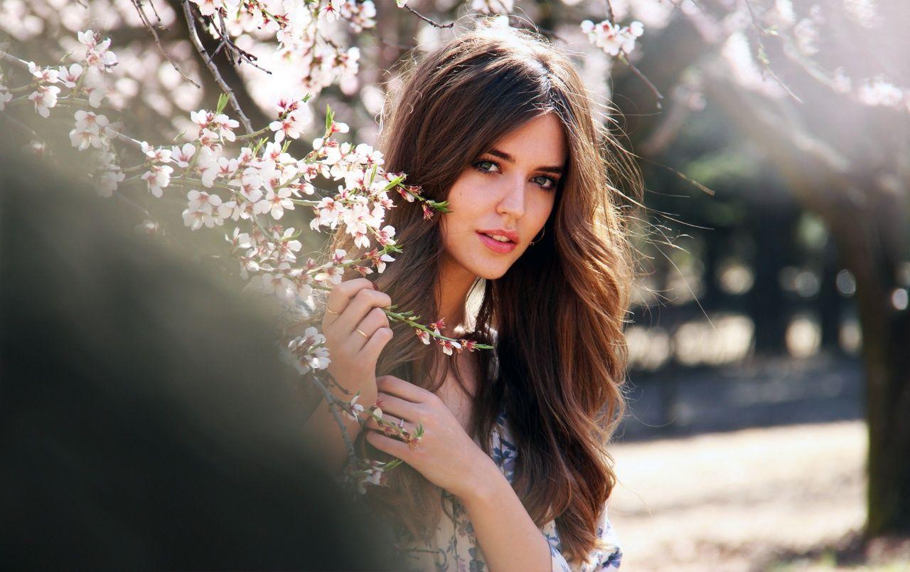 1280x804 HD Beautiful Girl In Flowers Wallpaper