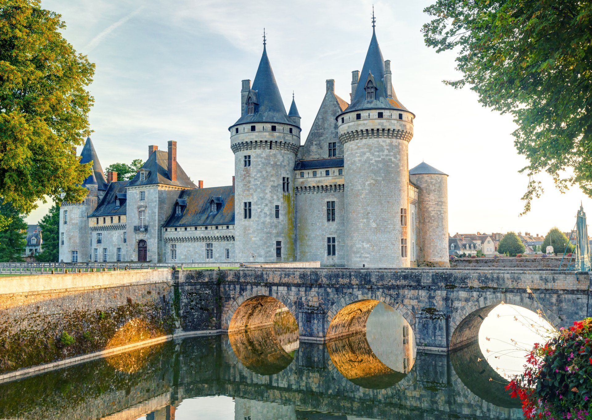 1920x1362 Majestic Château De Sully Sur Loire: Stunning 4K Ultra HD French Castle Wallpaperx3832