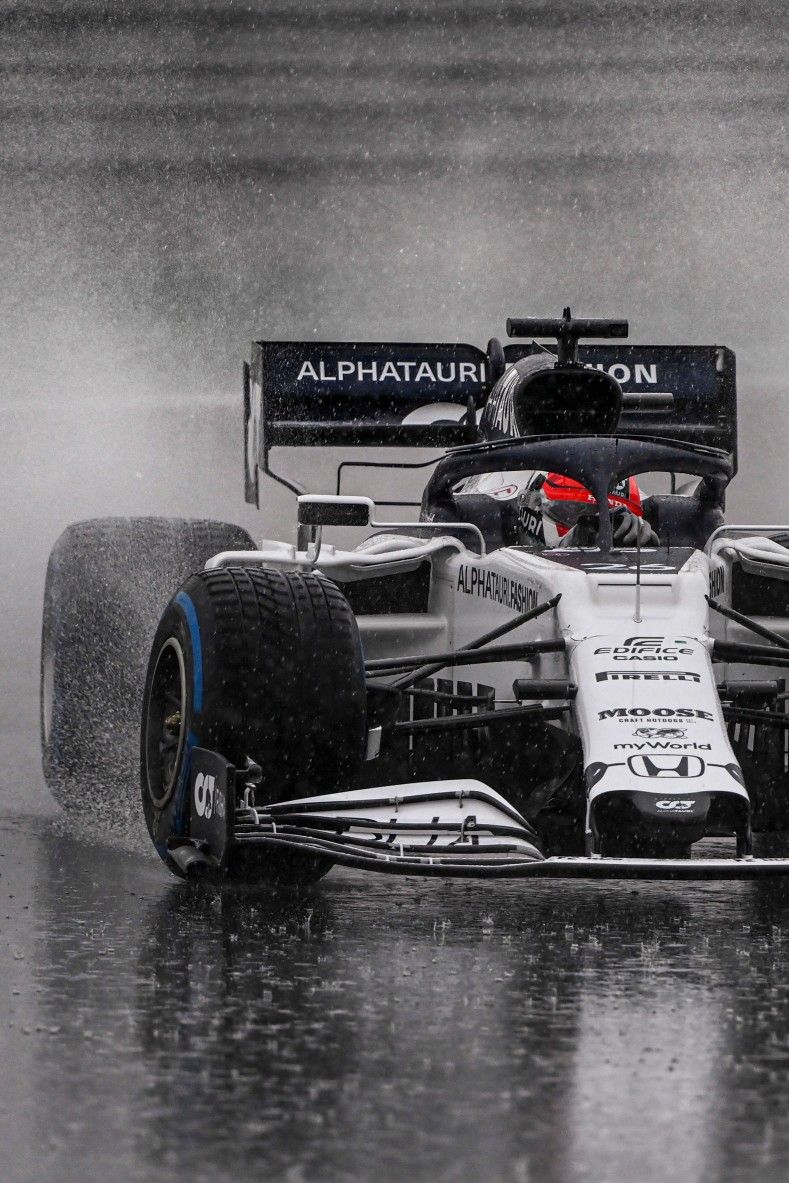 789x1183 Daniil Kvyat in the rain in Istanbul