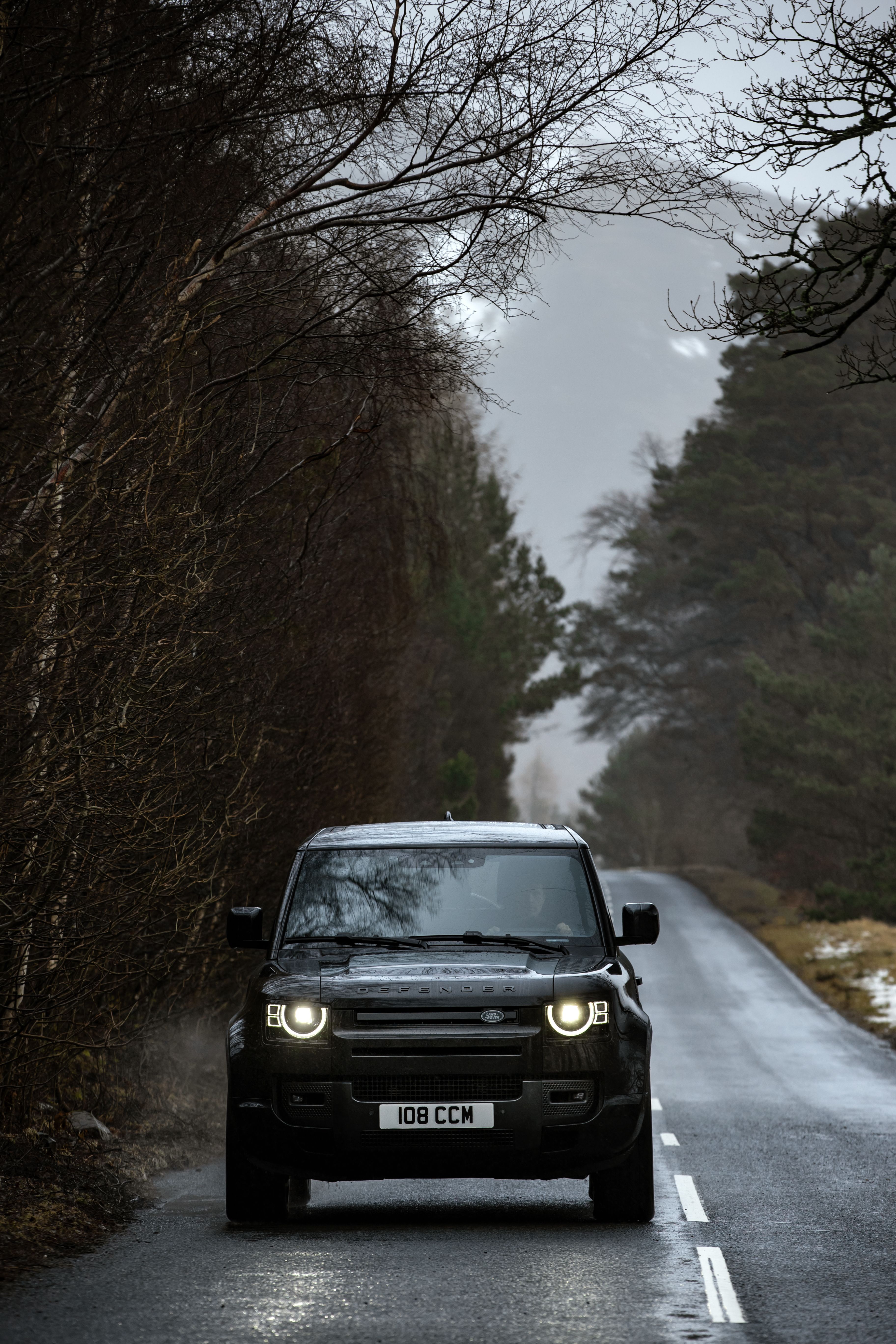 3648x5472 Defender 90 V8. Land Rover