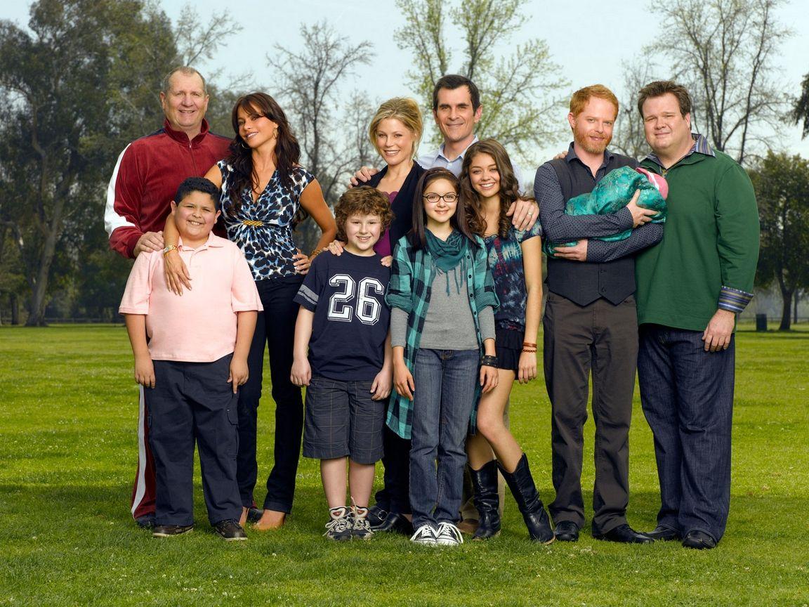 1152x864 Download wallpaper 1152x864 modern family, gloria delgado