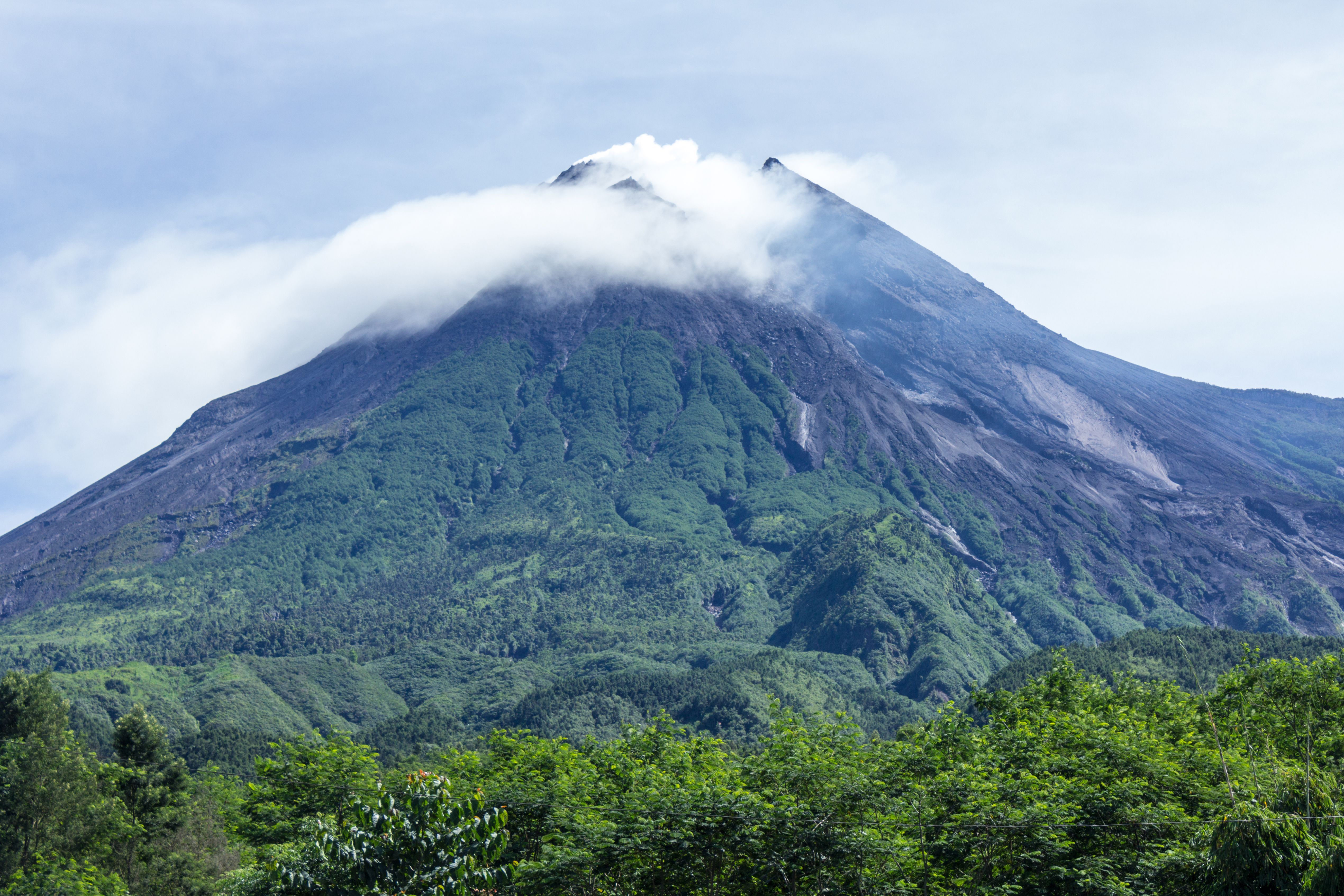 5080x3387 Mount Merapi in