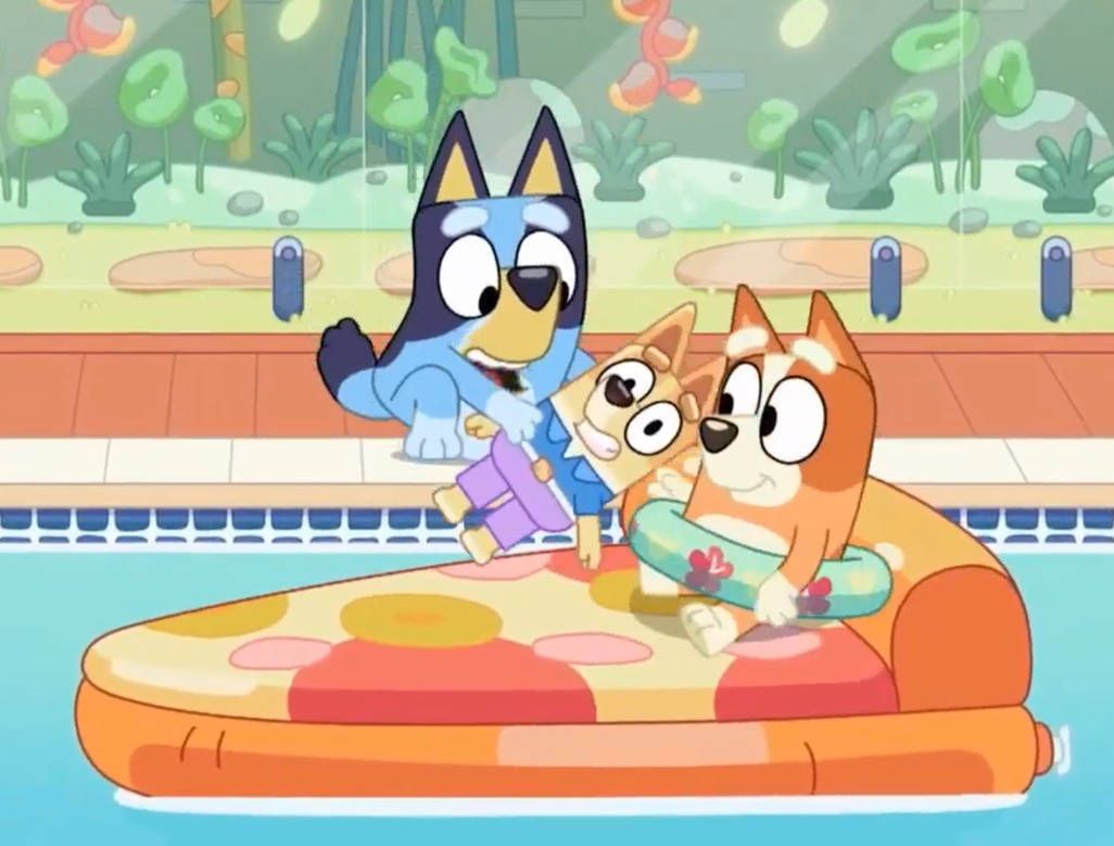 1026x779 Bluey And Bingo At Pool Wallpaper
