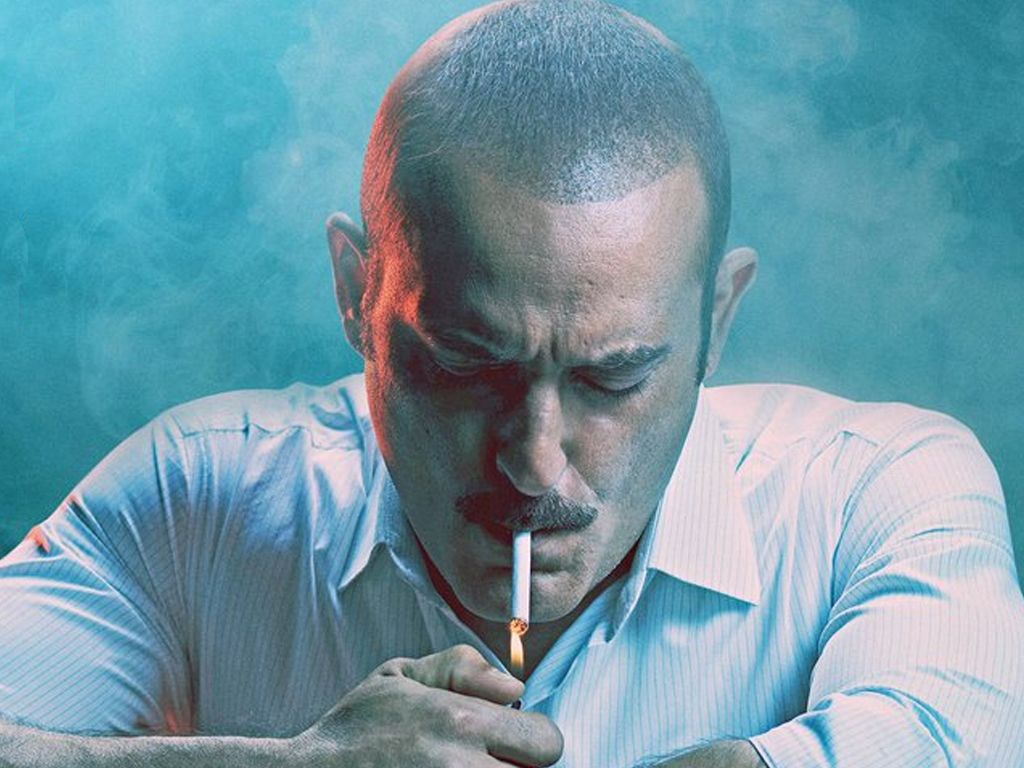 1024x768 Akshaye Khanna in hot waters