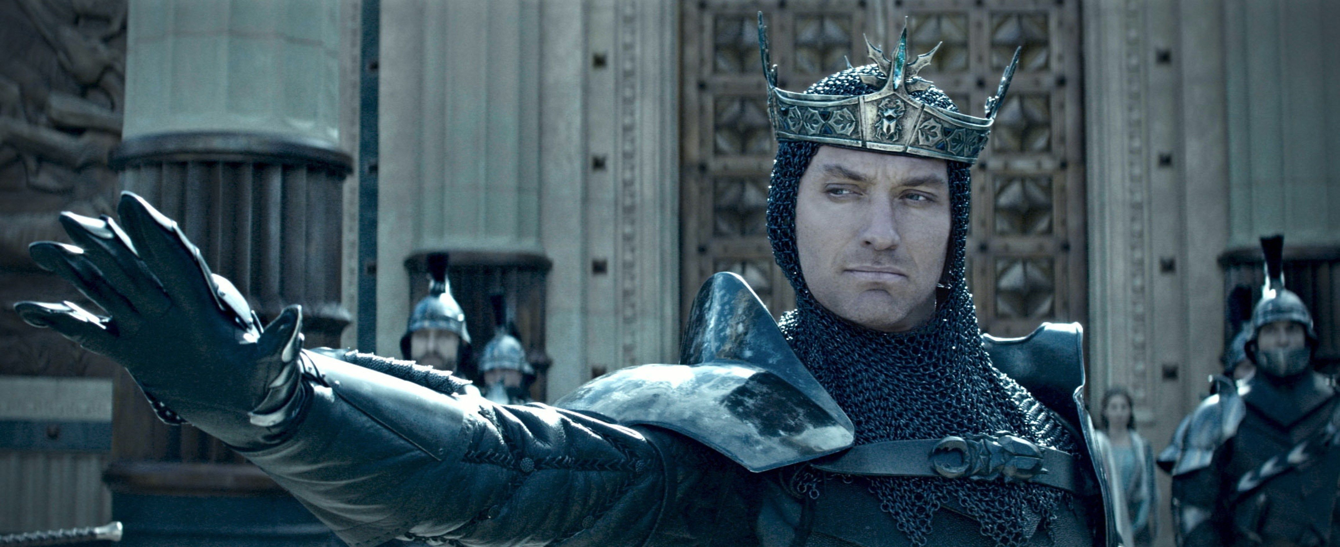 4622x1888 Wallpaper cinema, armor, crown, man
