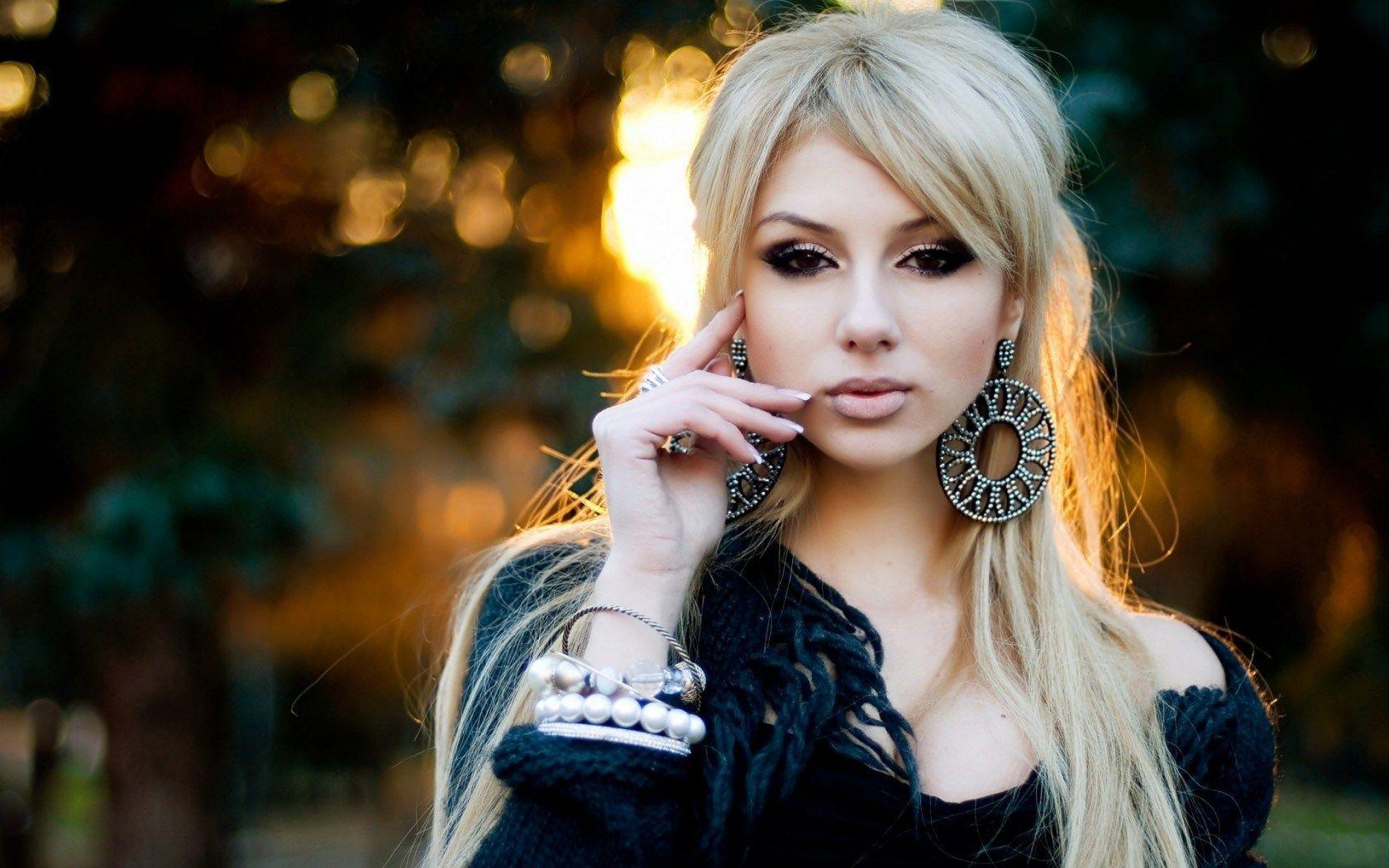 1680x1050 Blonde Wallpaper 1680x