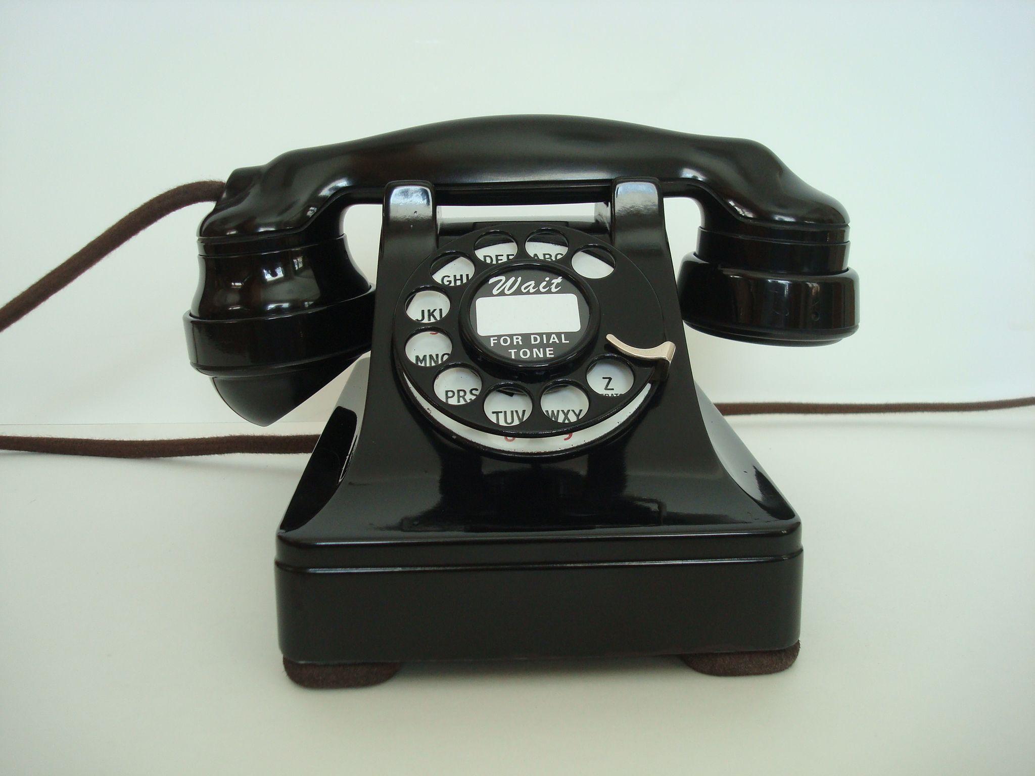 Включи звук старый телефон. Старый телефон. Старинный телефонный аппарат. Винтажный телефонный аппарат.