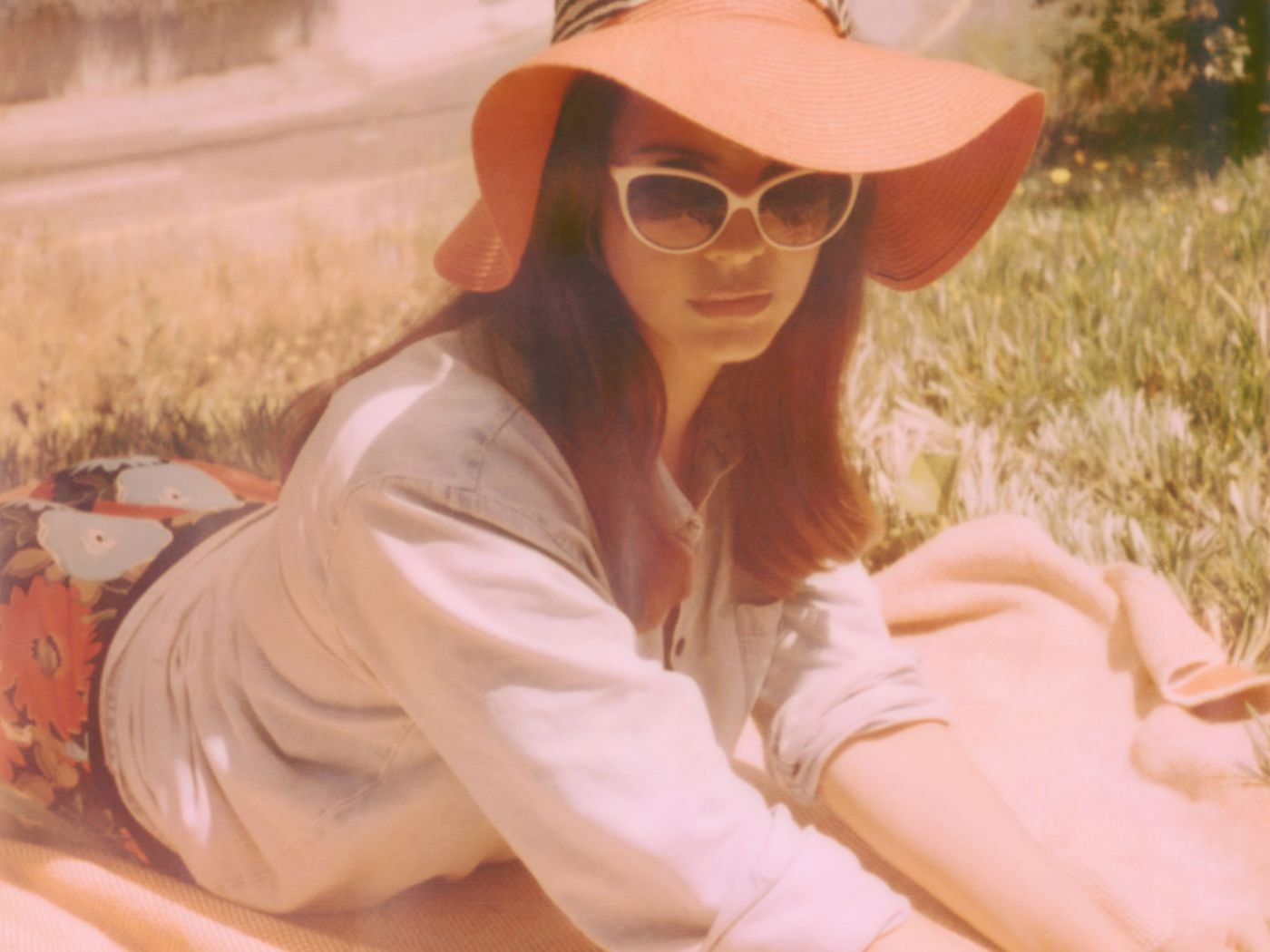 1400x1050 On Honeymoon, Lana Del Rey is in