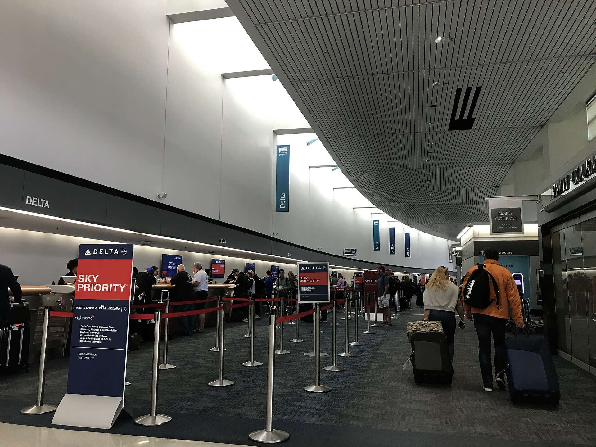 1920x1440 SFO reports dozens of flight delays