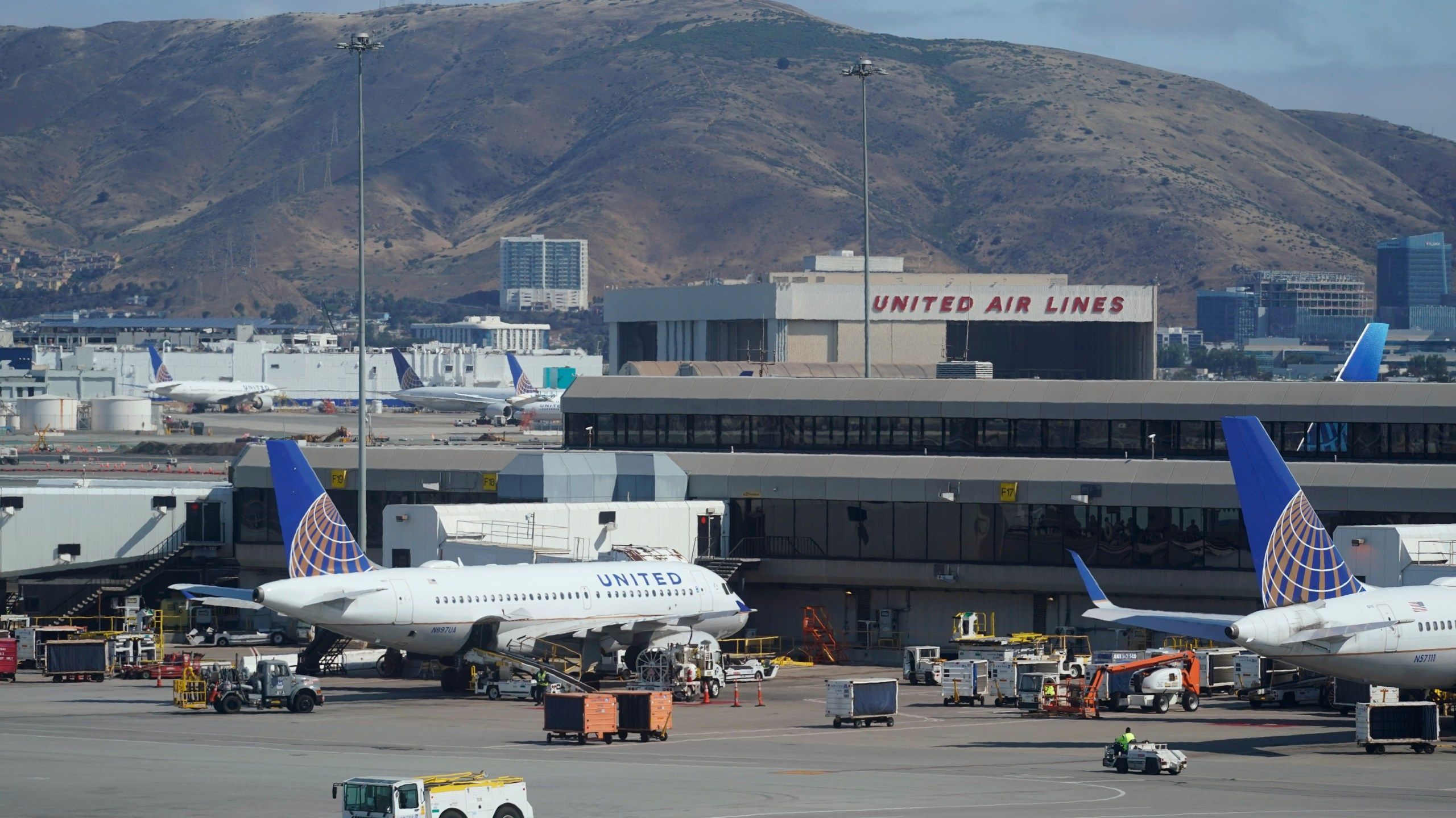 2560x1440 Baggage cart crashes into United flight