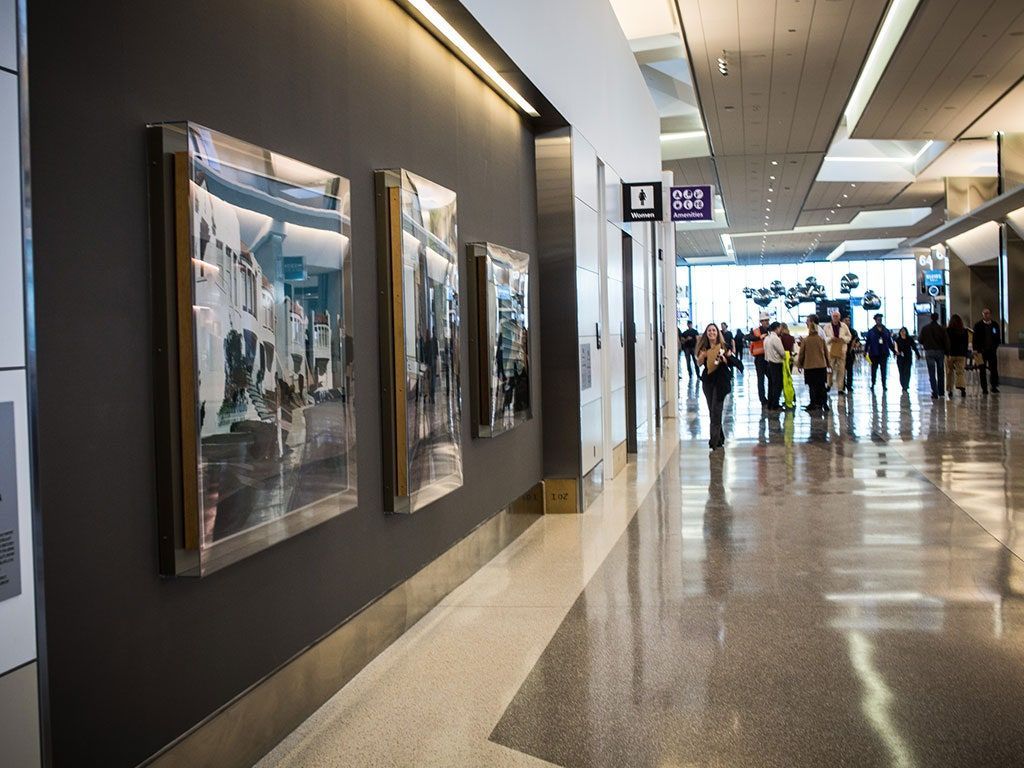 1024x768 United Airlines Terminal