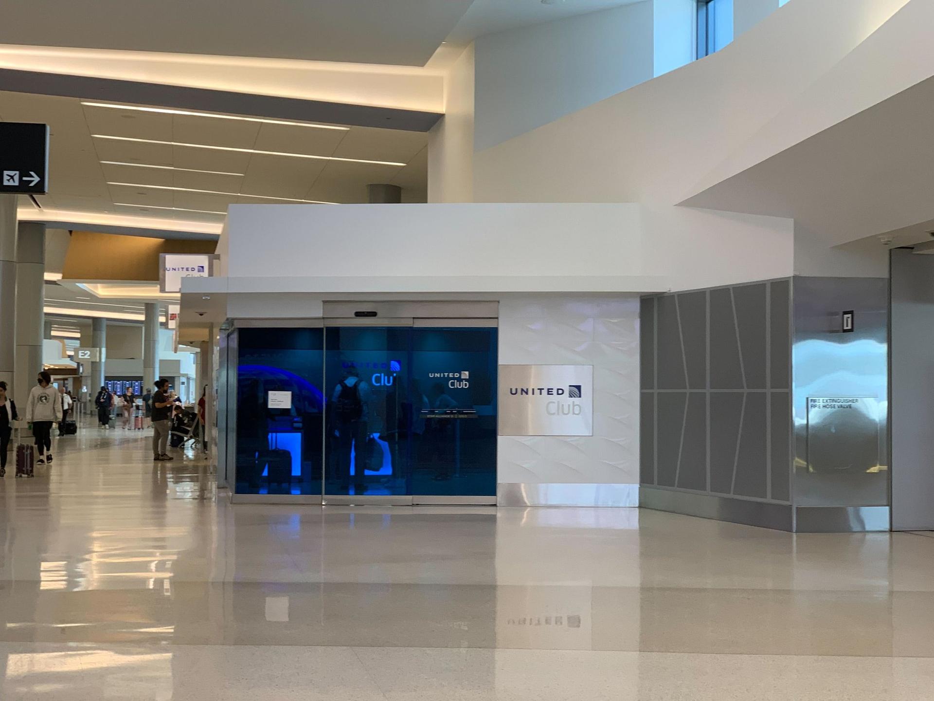 1920x1440 SFO: United Airlines United Club