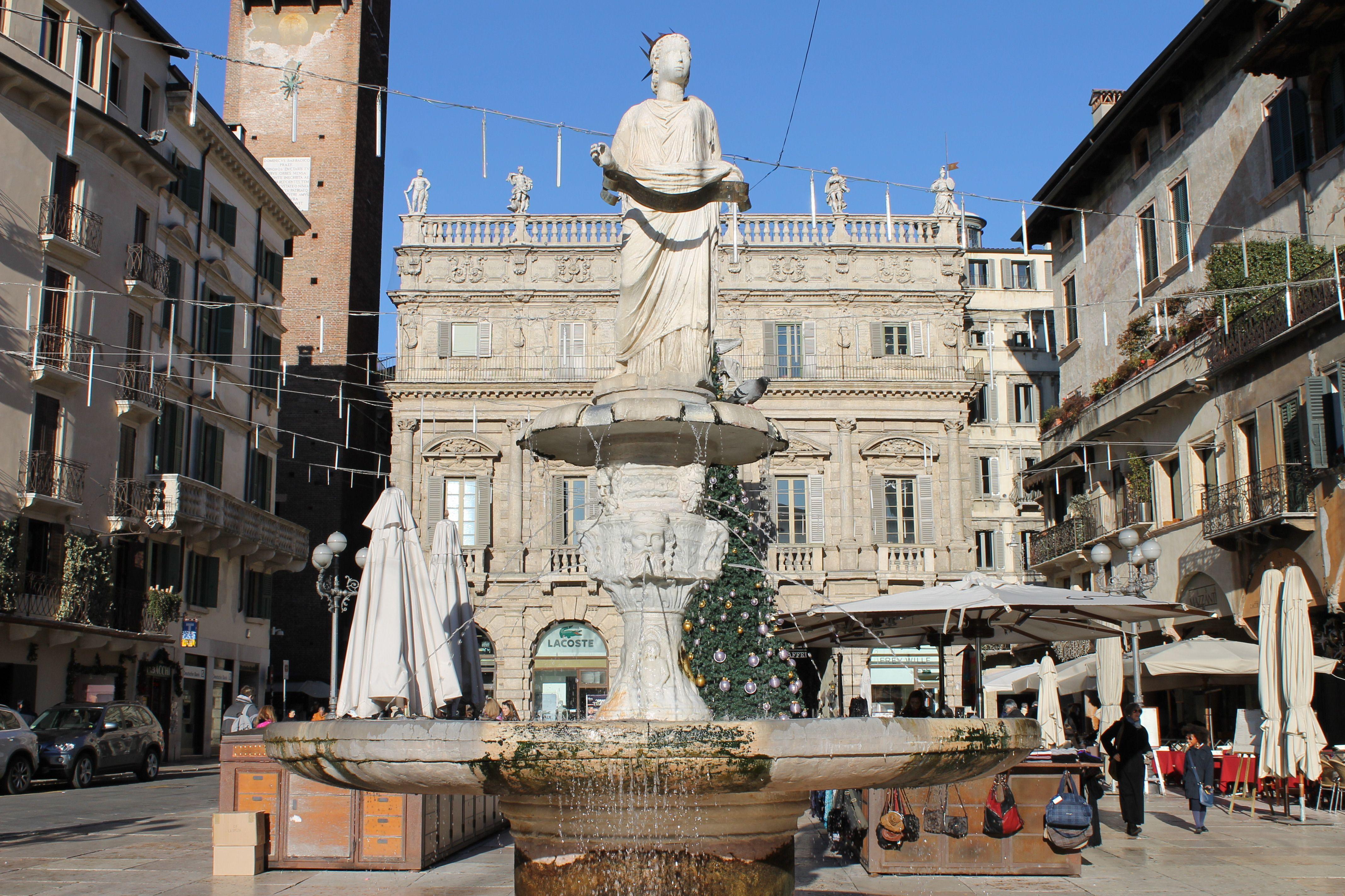 4272x2848 Fountain on the street in Verona, Italy wallpaper