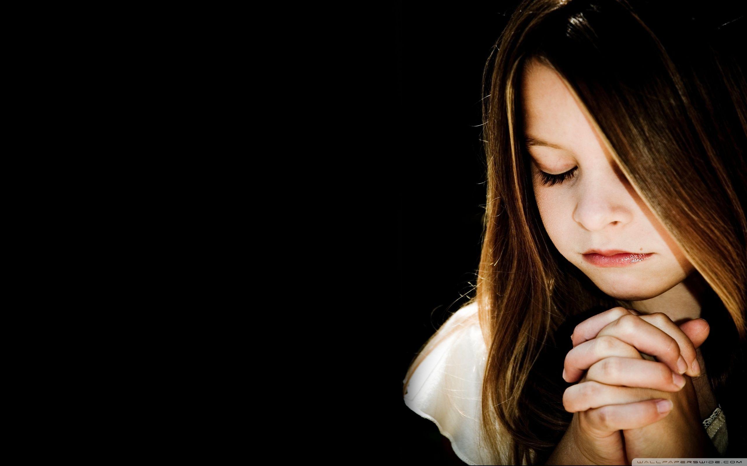 Hình ảnh người phụ nữ đang cầu nguyện 2560x1600 [HQ].  Tải xuống hình ảnh miễn phí