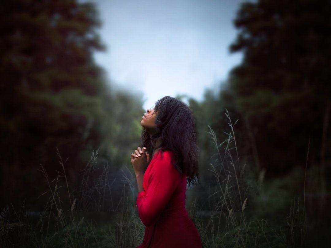 Hình ảnh người phụ nữ đang cầu nguyện 1080x810 [HQ].  Tải xuống hình ảnh miễn phí