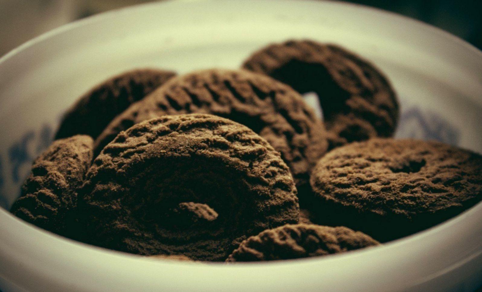 1596x966 Macro Cookie Chocolate HD Wallpaper