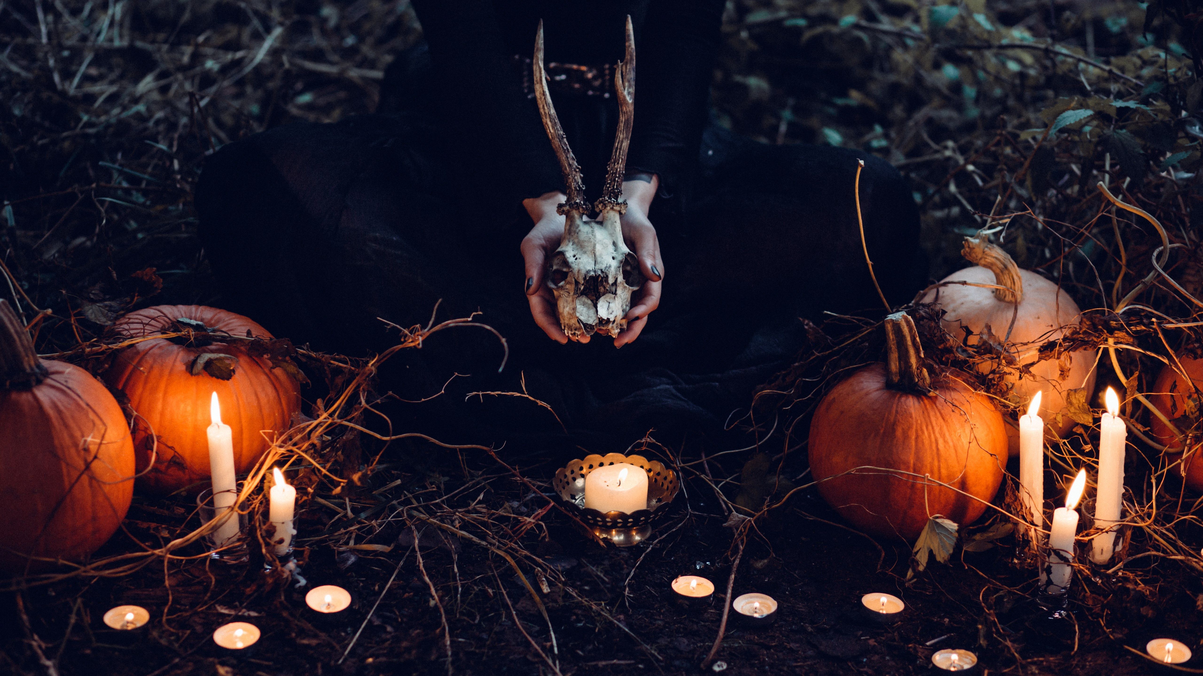 5120x2880 Download wallpaper: Halloween ritual