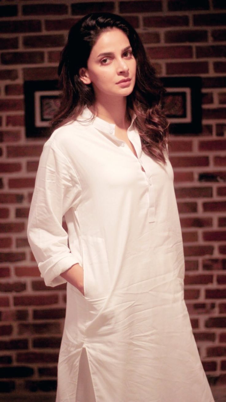 736x1309 Saba qamar