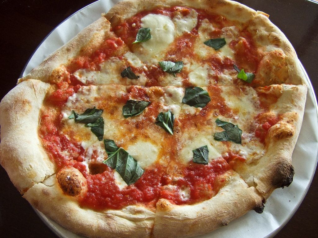 1024x768 Pizaro's Pizza: Margherita pizza