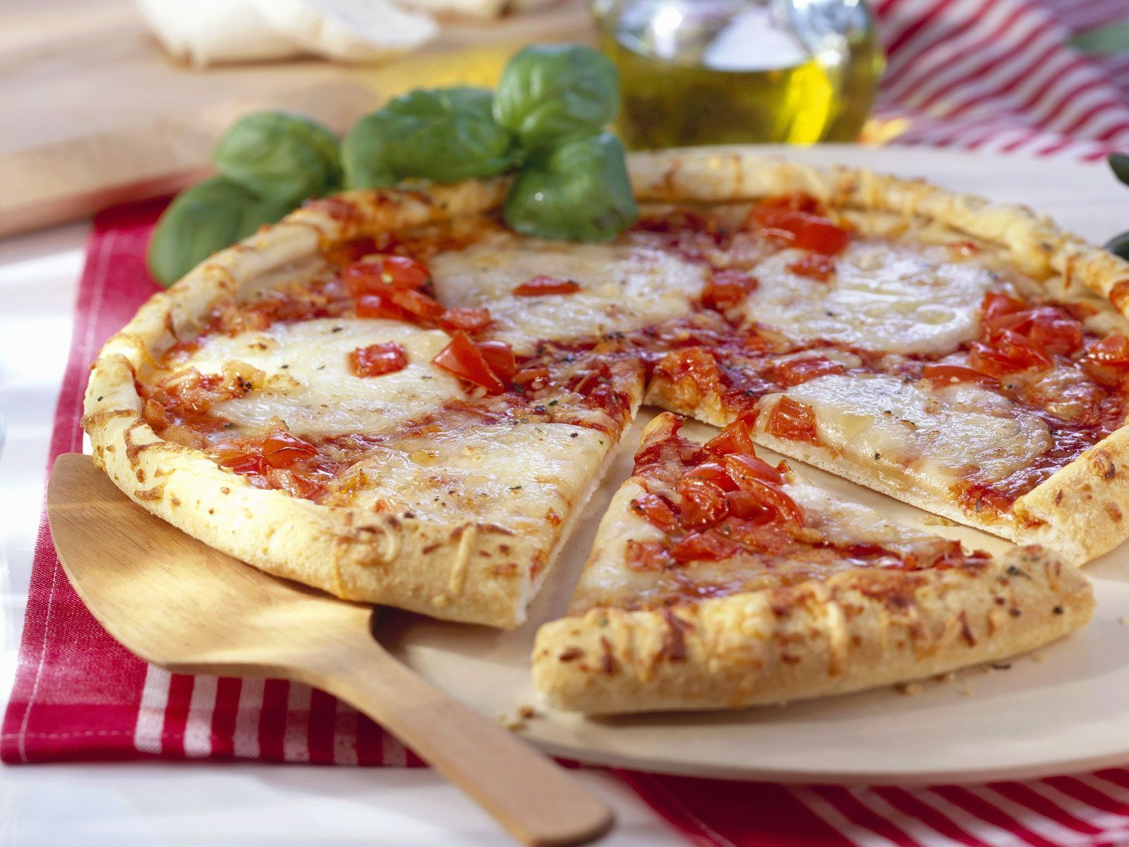 1600x1200 Margherita Pizza recipe. Eat Smarter USA