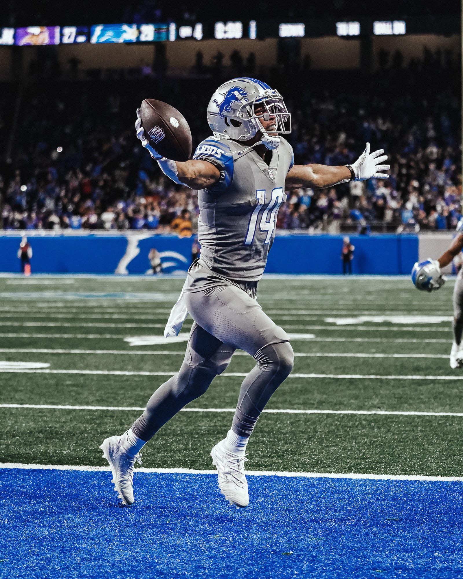 1600x2000 Amon Ra St. Brown celebrating his game