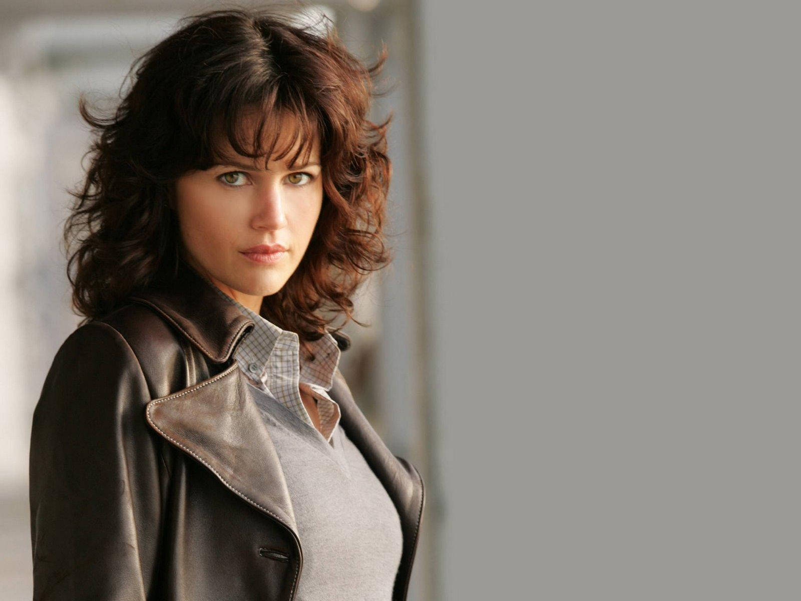 1600x1200 Download Carla Gugino Sporting