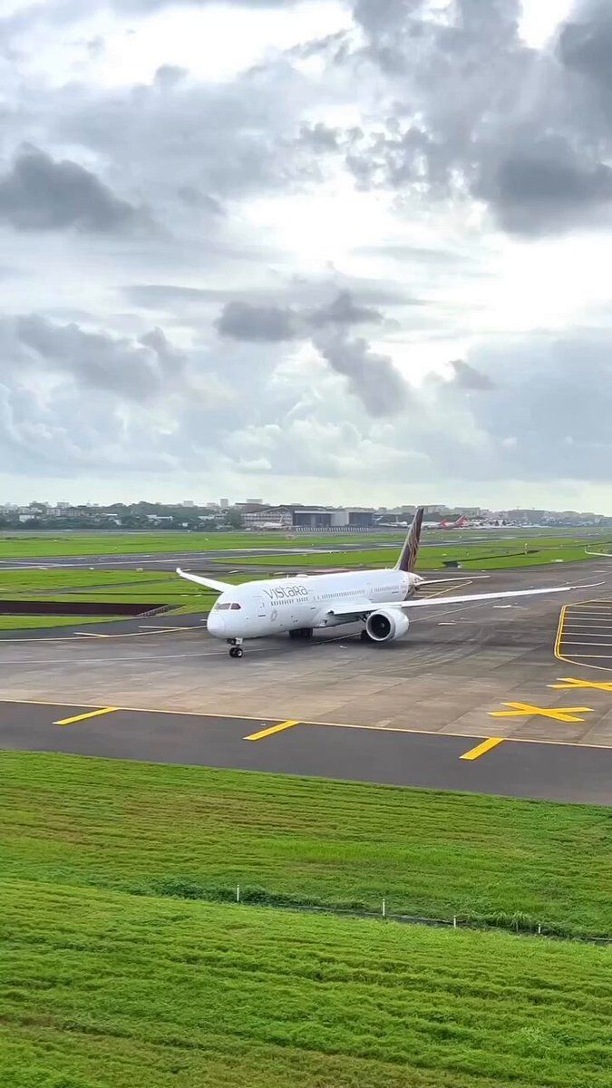 675x1200 Vistara on X: The clear skies adorning
