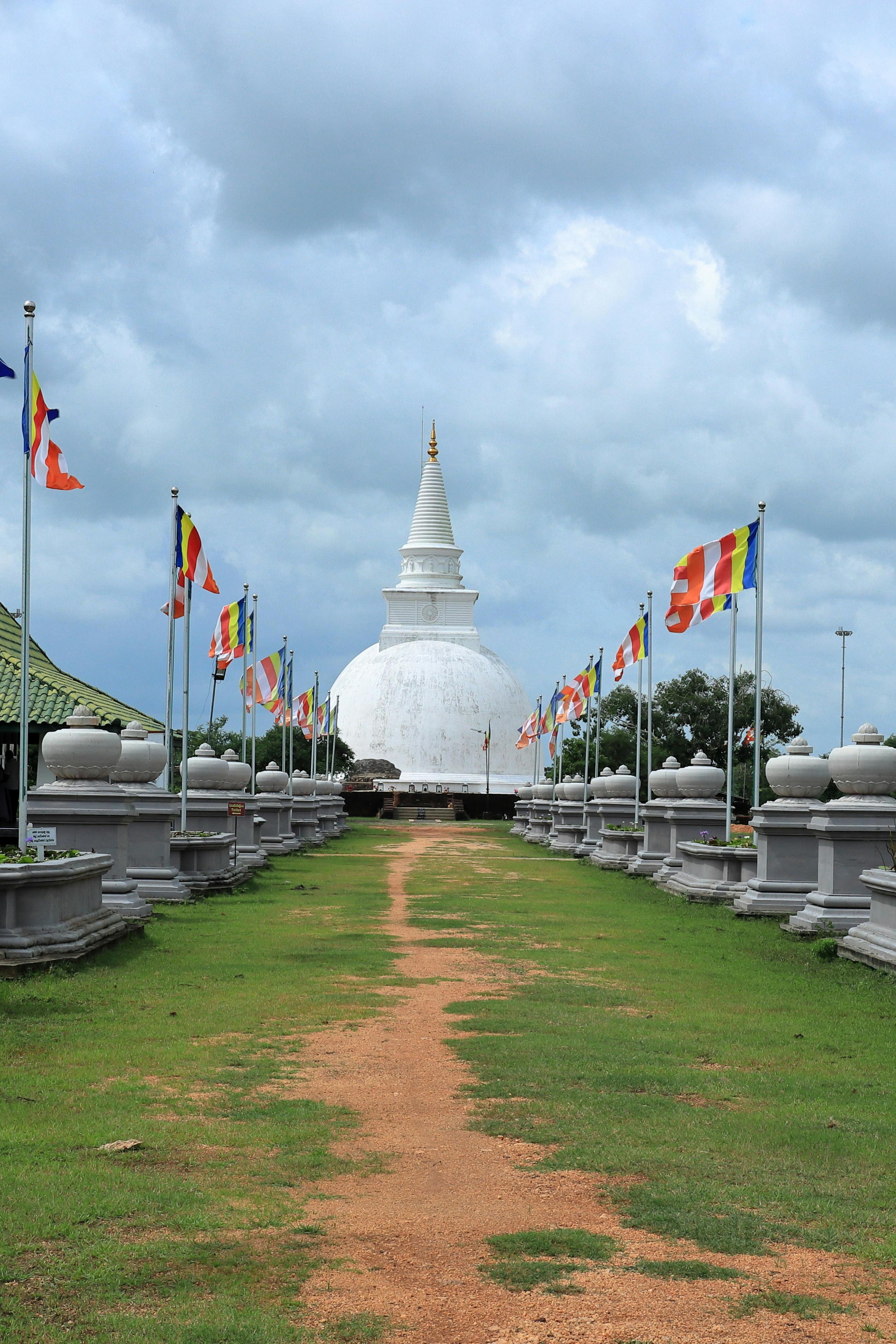 2539x3809 Ruwanweli Maha Seya in Anuradhapura