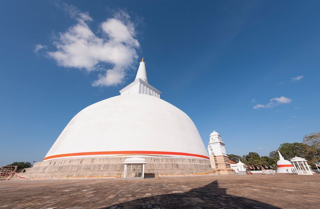 1100x719 Low angle view of Stupa of Mirisawetiya