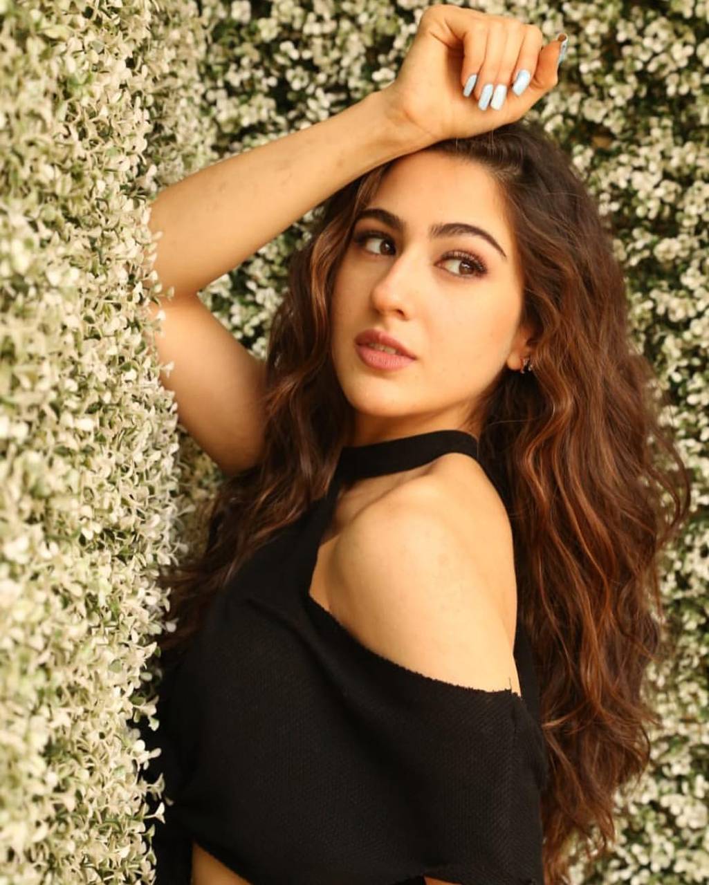 Sara Ali Khan Wallpapers Top Free Sara Ali Khan Backgrounds Wallpaperaccess 