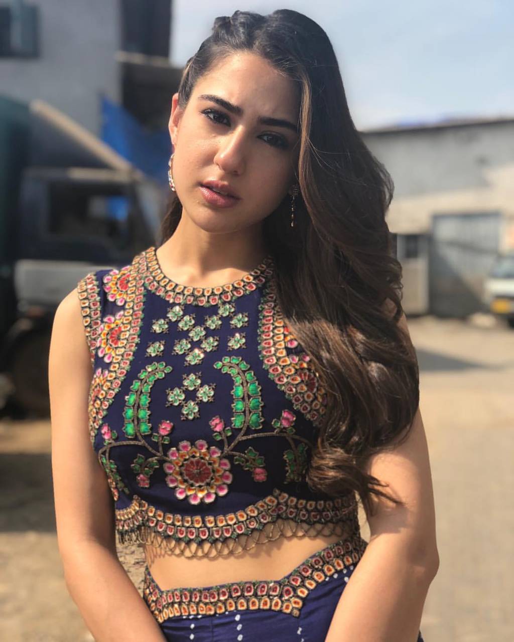 Sara Ali Khan Wallpapers Top Free Sara Ali Khan Backgrounds Wallpaperaccess 